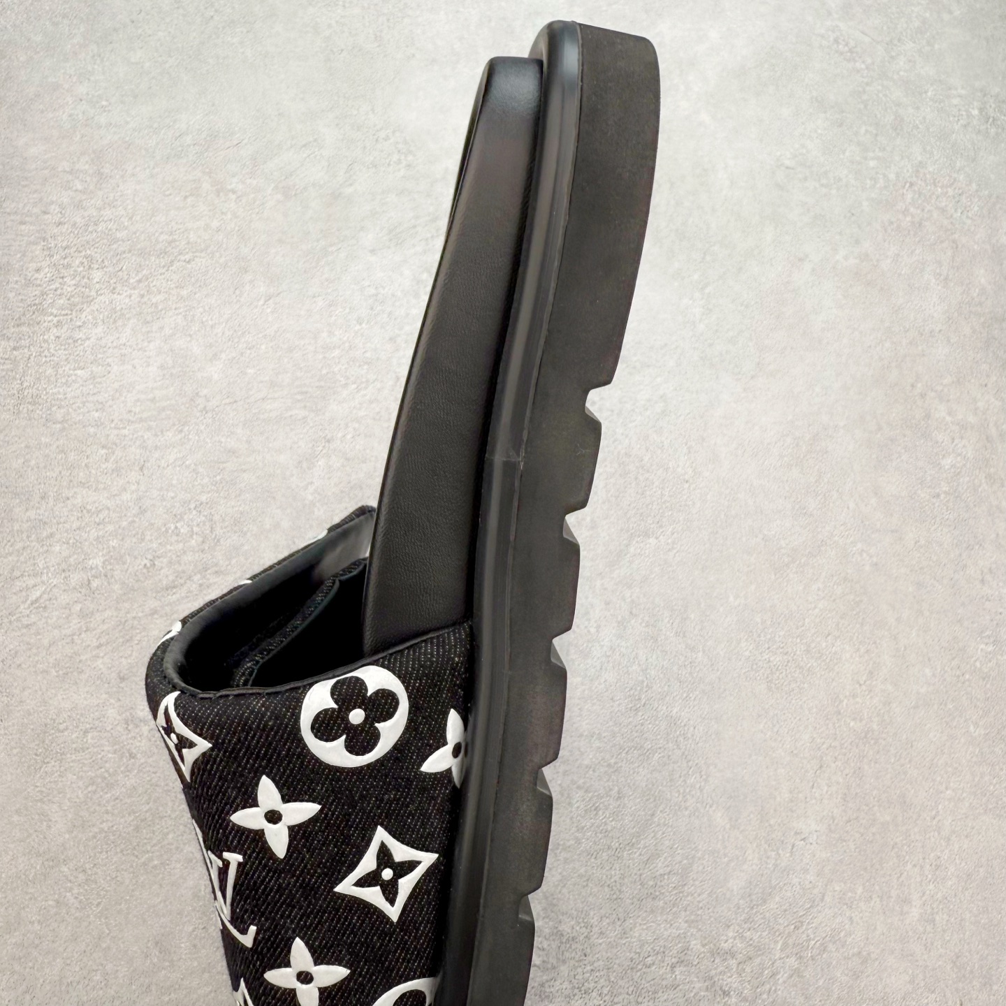 图片[7]-LOUIS VUITTON ｜路易威登2025ss最新春夏款 村上隆/Takashi Murakami x lv Pool Pillow Comfort 皮革 圆头套脚一字拖鞋 男女款 白色 室内外穿着皆宜。纯羊羔毛材质，鞋面受专水台高密度发泡材质，轻盈舒适，鞋底厚度3.5 上脚超显腿长 尺码：35 36 37 38 39 40 41 42 43 44 45-选品中心