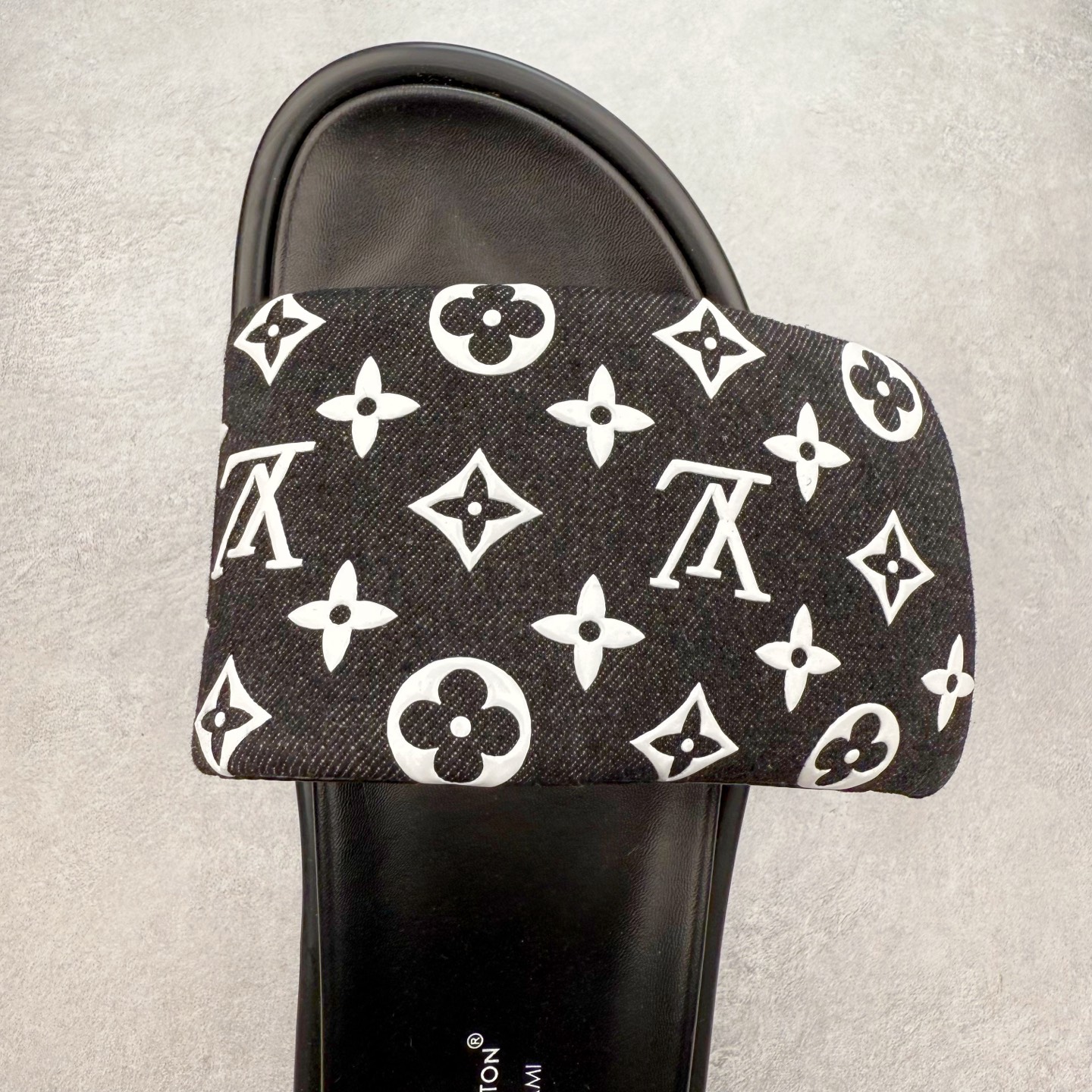 图片[4]-LOUIS VUITTON ｜路易威登2025ss最新春夏款 村上隆/Takashi Murakami x lv Pool Pillow Comfort 皮革 圆头套脚一字拖鞋 男女款 白色 室内外穿着皆宜。纯羊羔毛材质，鞋面受专水台高密度发泡材质，轻盈舒适，鞋底厚度3.5 上脚超显腿长 尺码：35 36 37 38 39 40 41 42 43 44 45-选品中心