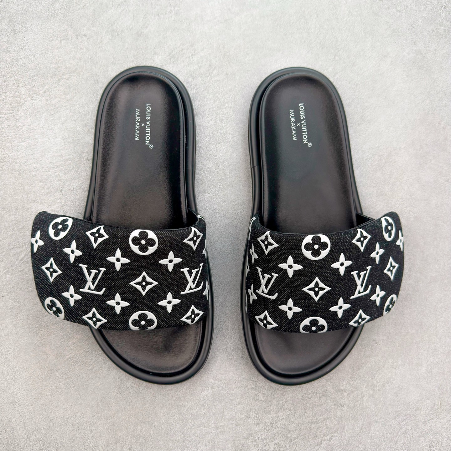 图片[2]-LOUIS VUITTON ｜路易威登2025ss最新春夏款 村上隆/Takashi Murakami x lv Pool Pillow Comfort 皮革 圆头套脚一字拖鞋 男女款 白色 室内外穿着皆宜。纯羊羔毛材质，鞋面受专水台高密度发泡材质，轻盈舒适，鞋底厚度3.5 上脚超显腿长 尺码：35 36 37 38 39 40 41 42 43 44 45-选品中心