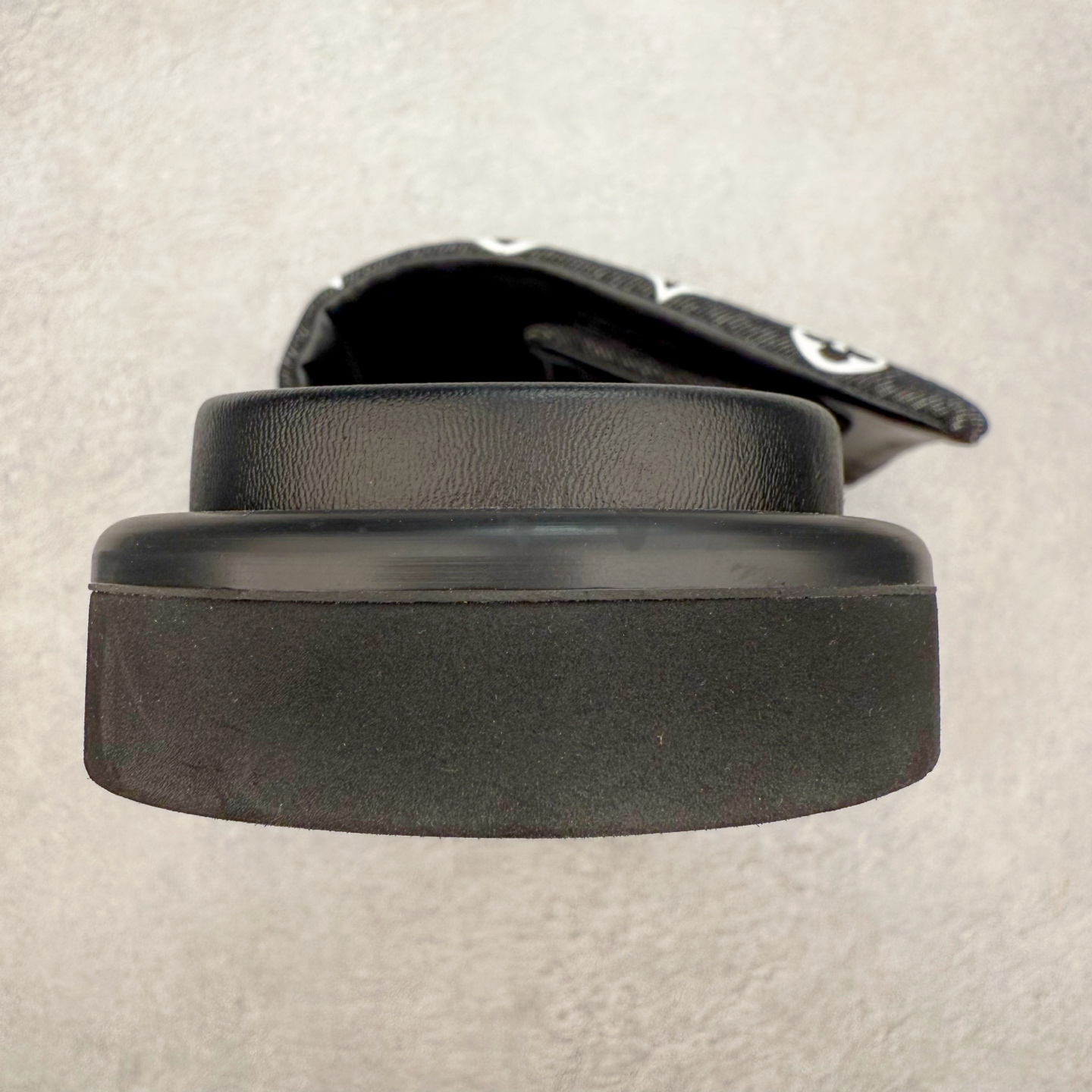 图片[8]-LOUIS VUITTON ｜路易威登2025ss最新春夏款 村上隆/Takashi Murakami x lv Pool Pillow Comfort 皮革 圆头套脚一字拖鞋 男女款 白色 室内外穿着皆宜。纯羊羔毛材质，鞋面受专水台高密度发泡材质，轻盈舒适，鞋底厚度3.5 上脚超显腿长 尺码：35 36 37 38 39 40 41 42 43 44 45-选品中心