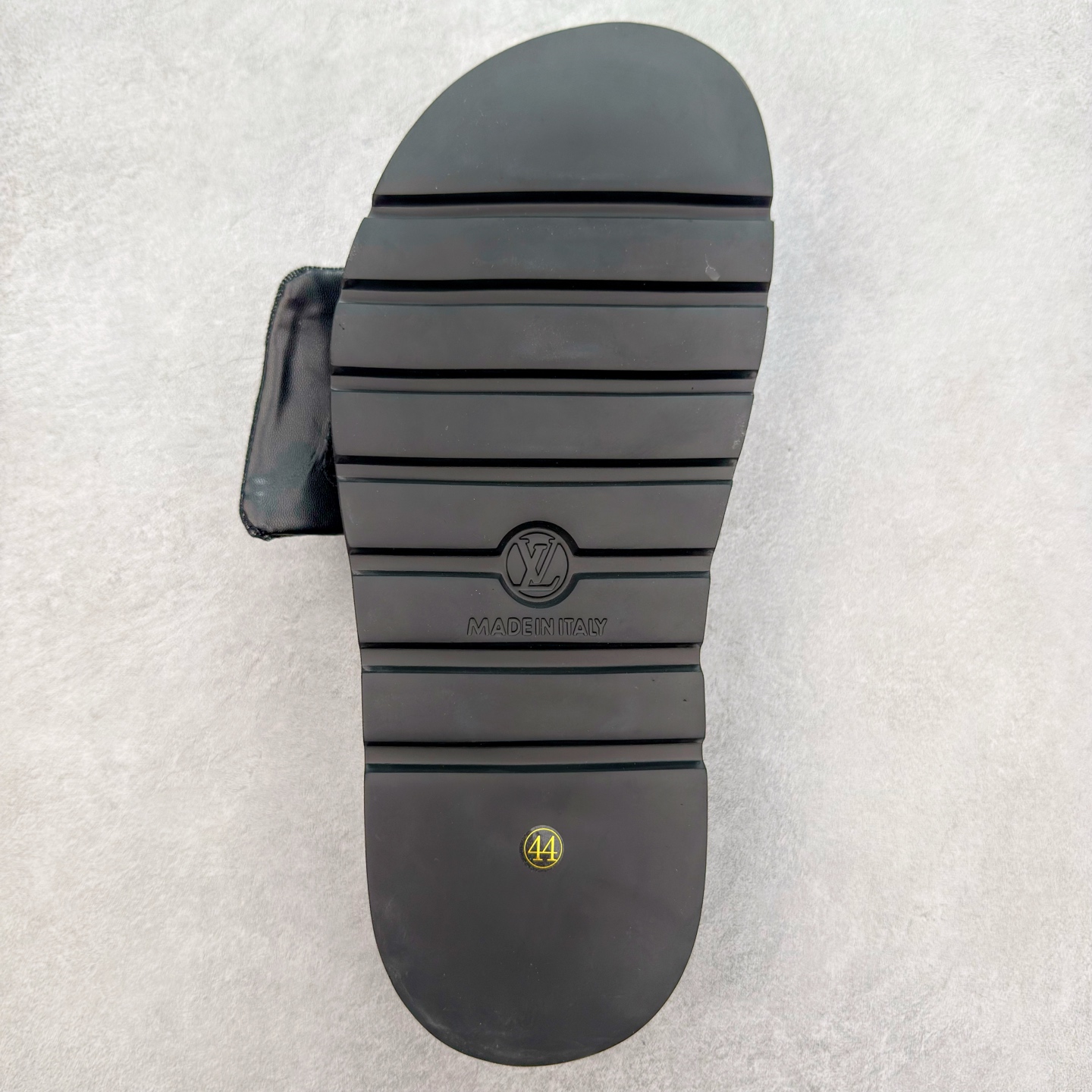 图片[9]-LOUIS VUITTON ｜路易威登2025ss最新春夏款 村上隆/Takashi Murakami x lv Pool Pillow Comfort 皮革 圆头套脚一字拖鞋 男女款 白色 室内外穿着皆宜。纯羊羔毛材质，鞋面受专水台高密度发泡材质，轻盈舒适，鞋底厚度3.5 上脚超显腿长 尺码：35 36 37 38 39 40 41 42 43 44 45-选品中心