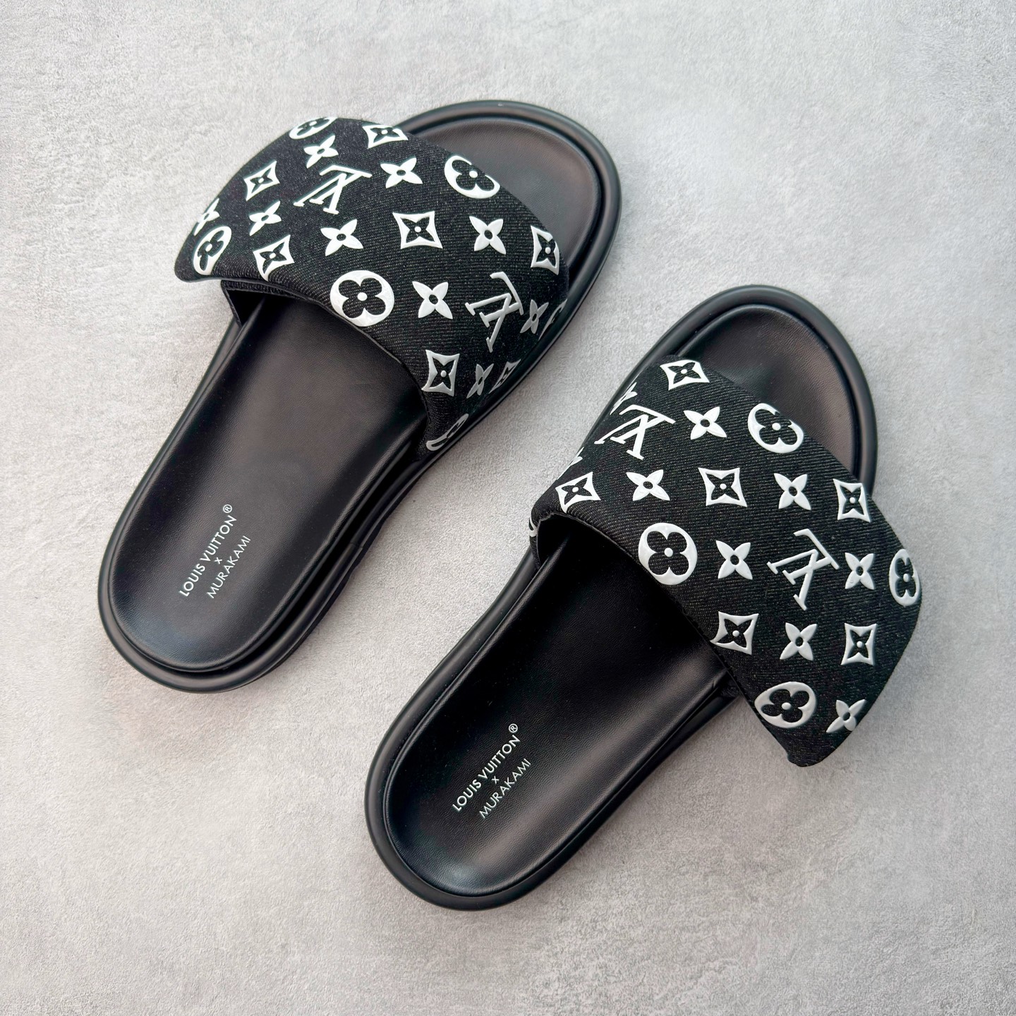 图片[3]-LOUIS VUITTON ｜路易威登2025ss最新春夏款 村上隆/Takashi Murakami x lv Pool Pillow Comfort 皮革 圆头套脚一字拖鞋 男女款 白色 室内外穿着皆宜。纯羊羔毛材质，鞋面受专水台高密度发泡材质，轻盈舒适，鞋底厚度3.5 上脚超显腿长 尺码：35 36 37 38 39 40 41 42 43 44 45-选品中心