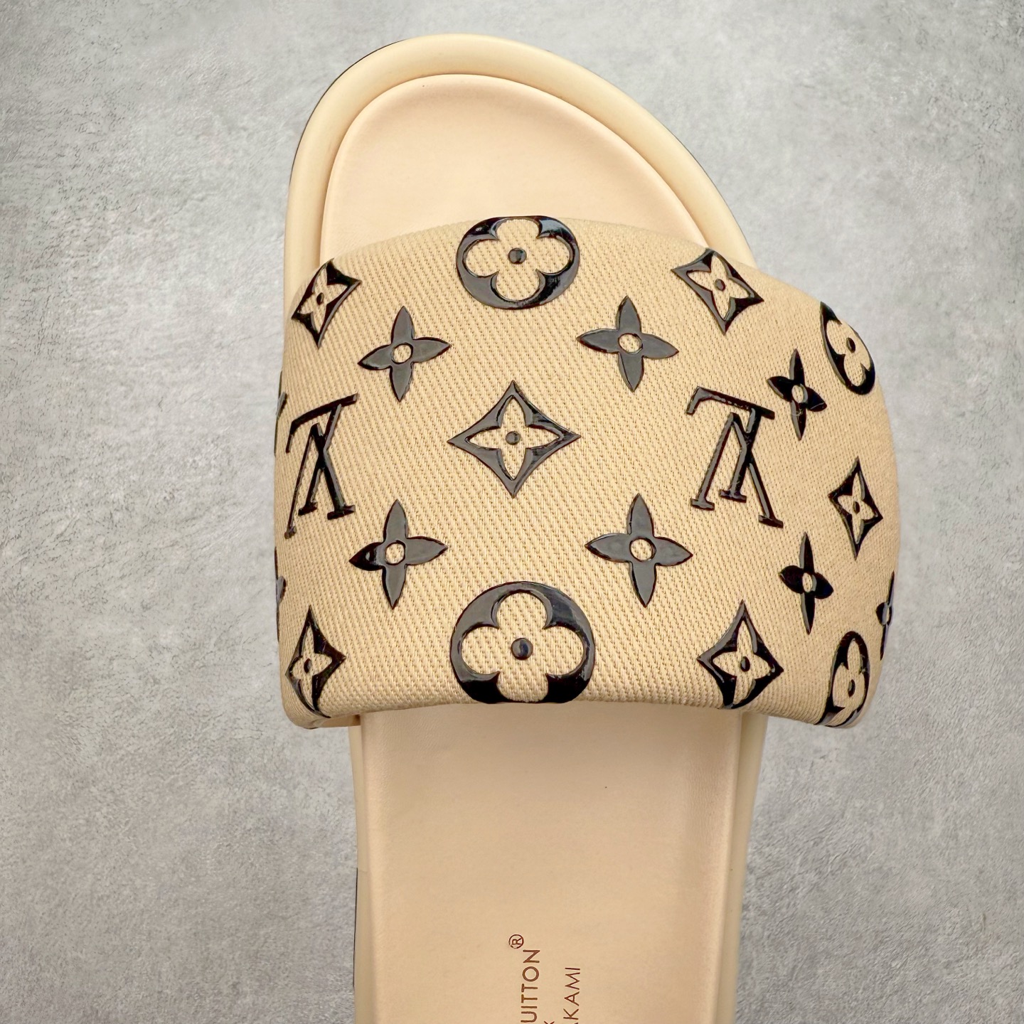 图片[4]-LOUIS VUITTON ｜路易威登2025ss最新春夏款 村上隆/Takashi Murakami x lv Pool Pillow Comfort 皮革 圆头套脚一字拖鞋 男女款 白色 室内外穿着皆宜。纯羊羔毛材质，鞋面受专水台高密度发泡材质，轻盈舒适，鞋底厚度3.5 上脚超显腿长 尺码：35 36 37 38 39 40 41 42 43 44 45-选品中心