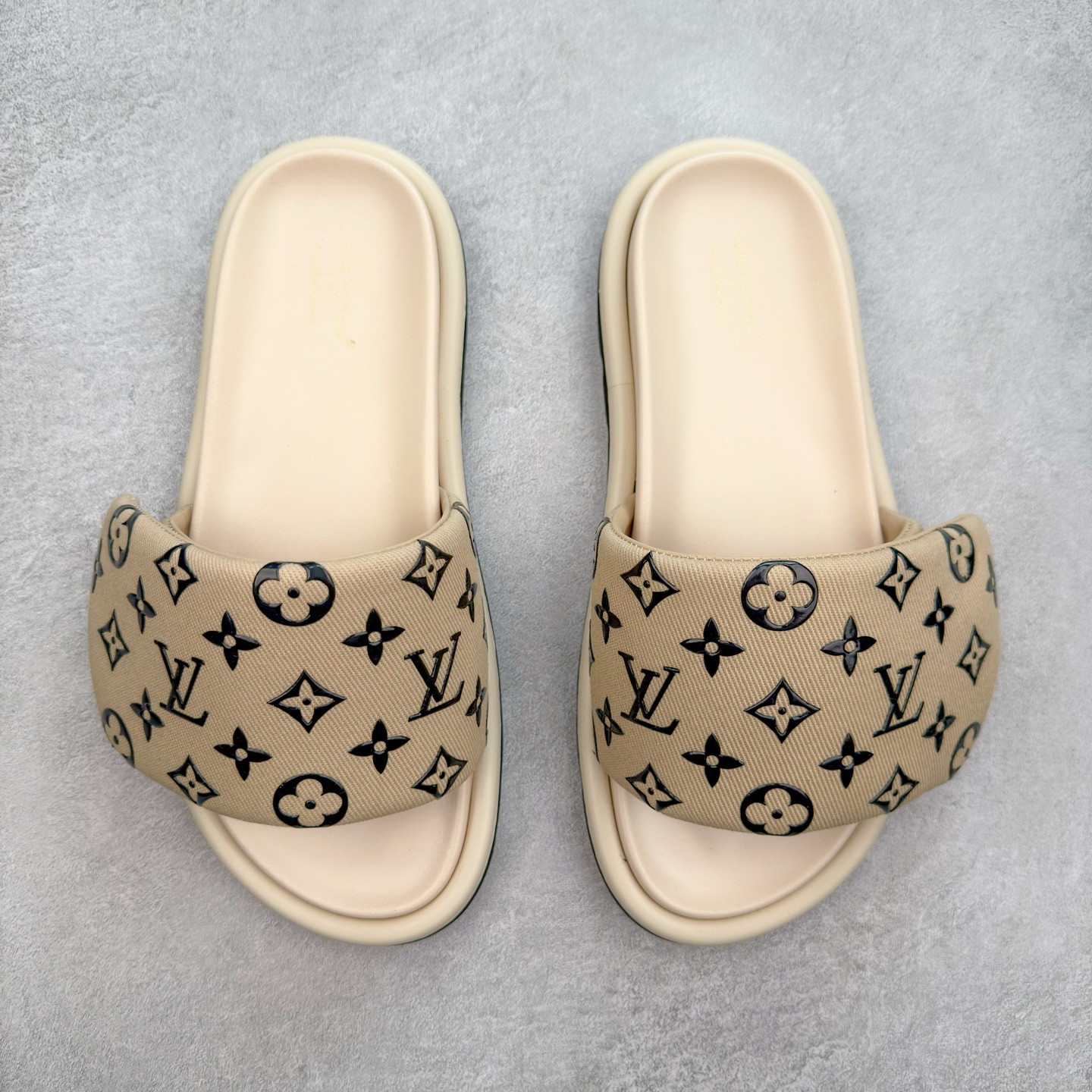 图片[2]-LOUIS VUITTON ｜路易威登2025ss最新春夏款 村上隆/Takashi Murakami x lv Pool Pillow Comfort 皮革 圆头套脚一字拖鞋 男女款 白色 室内外穿着皆宜。纯羊羔毛材质，鞋面受专水台高密度发泡材质，轻盈舒适，鞋底厚度3.5 上脚超显腿长 尺码：35 36 37 38 39 40 41 42 43 44 45-选品中心