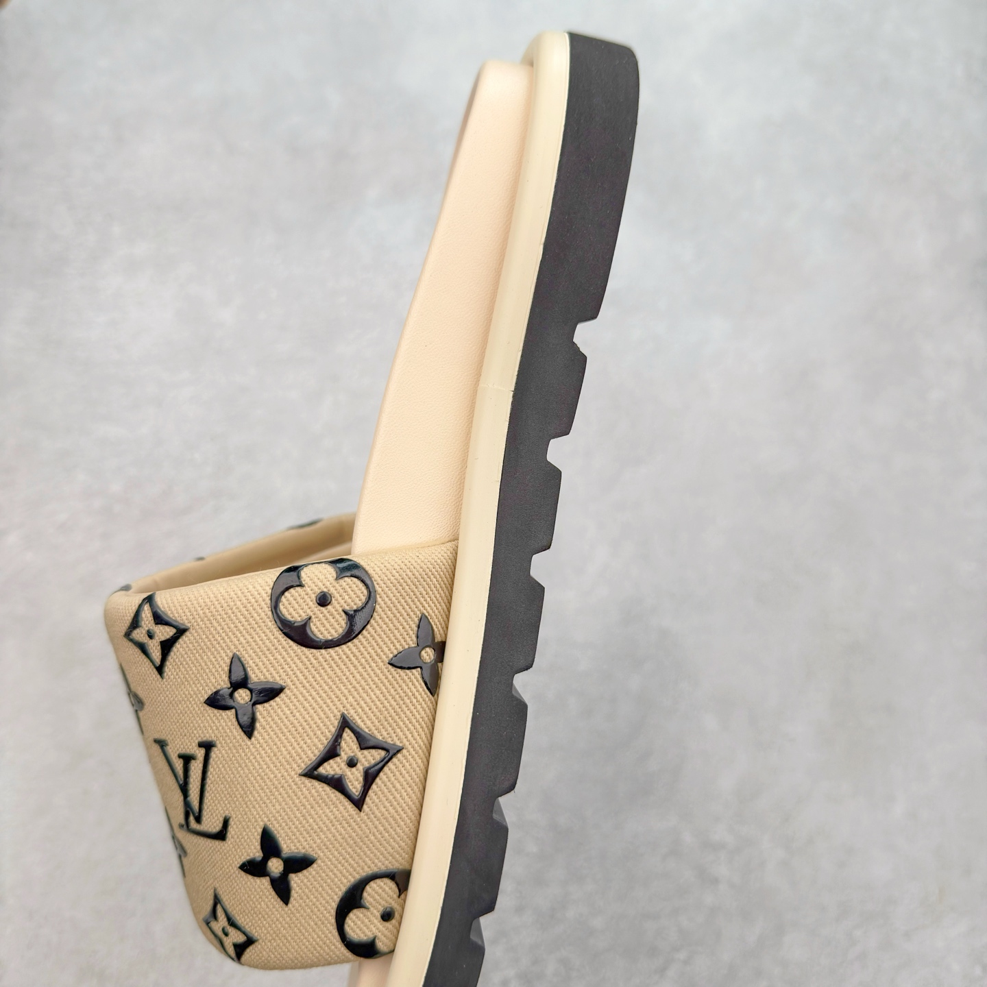 图片[7]-LOUIS VUITTON ｜路易威登2025ss最新春夏款 村上隆/Takashi Murakami x lv Pool Pillow Comfort 皮革 圆头套脚一字拖鞋 男女款 白色 室内外穿着皆宜。纯羊羔毛材质，鞋面受专水台高密度发泡材质，轻盈舒适，鞋底厚度3.5 上脚超显腿长 尺码：35 36 37 38 39 40 41 42 43 44 45-选品中心