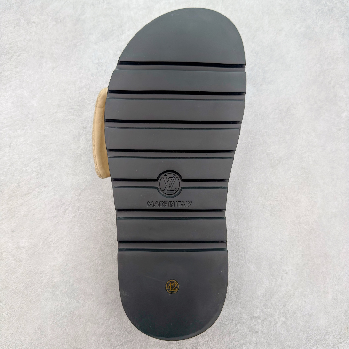 图片[9]-LOUIS VUITTON ｜路易威登2025ss最新春夏款 村上隆/Takashi Murakami x lv Pool Pillow Comfort 皮革 圆头套脚一字拖鞋 男女款 白色 室内外穿着皆宜。纯羊羔毛材质，鞋面受专水台高密度发泡材质，轻盈舒适，鞋底厚度3.5 上脚超显腿长 尺码：35 36 37 38 39 40 41 42 43 44 45-选品中心