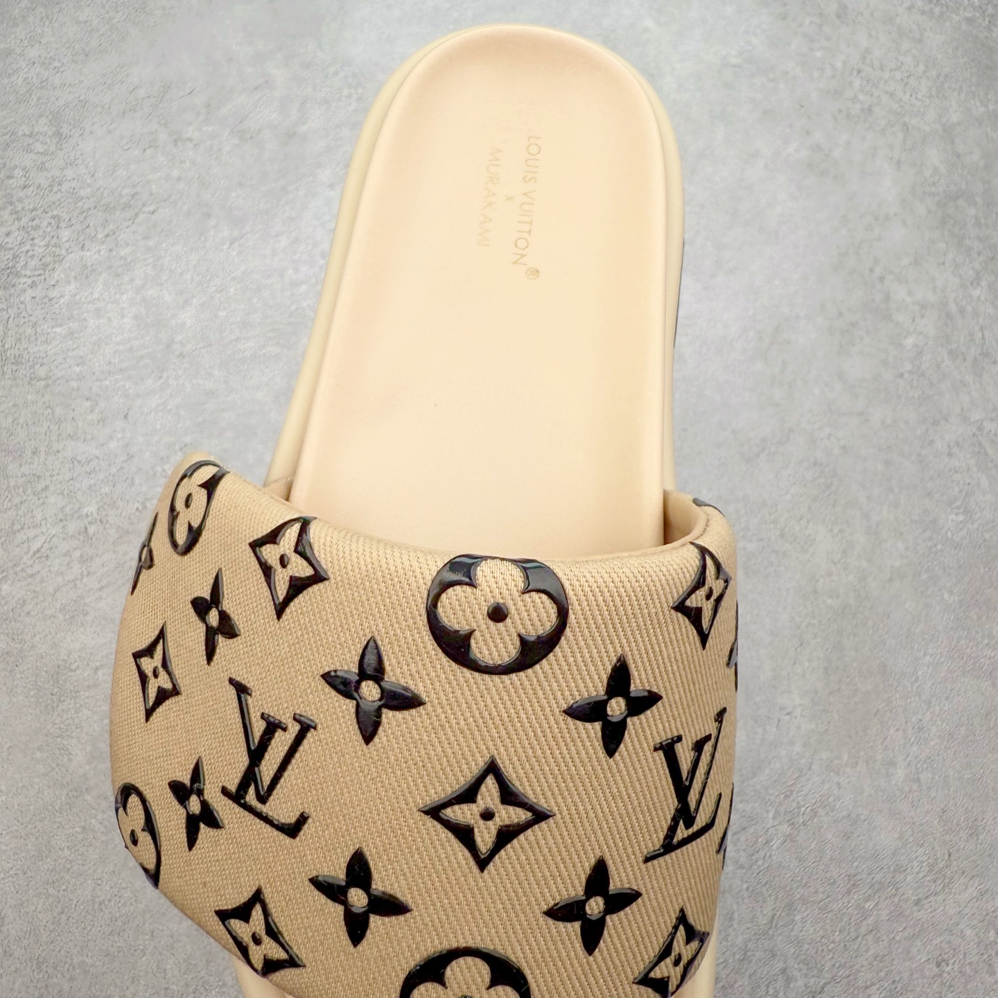 图片[5]-LOUIS VUITTON ｜路易威登2025ss最新春夏款 村上隆/Takashi Murakami x lv Pool Pillow Comfort 皮革 圆头套脚一字拖鞋 男女款 白色 室内外穿着皆宜。纯羊羔毛材质，鞋面受专水台高密度发泡材质，轻盈舒适，鞋底厚度3.5 上脚超显腿长 尺码：35 36 37 38 39 40 41 42 43 44 45-选品中心