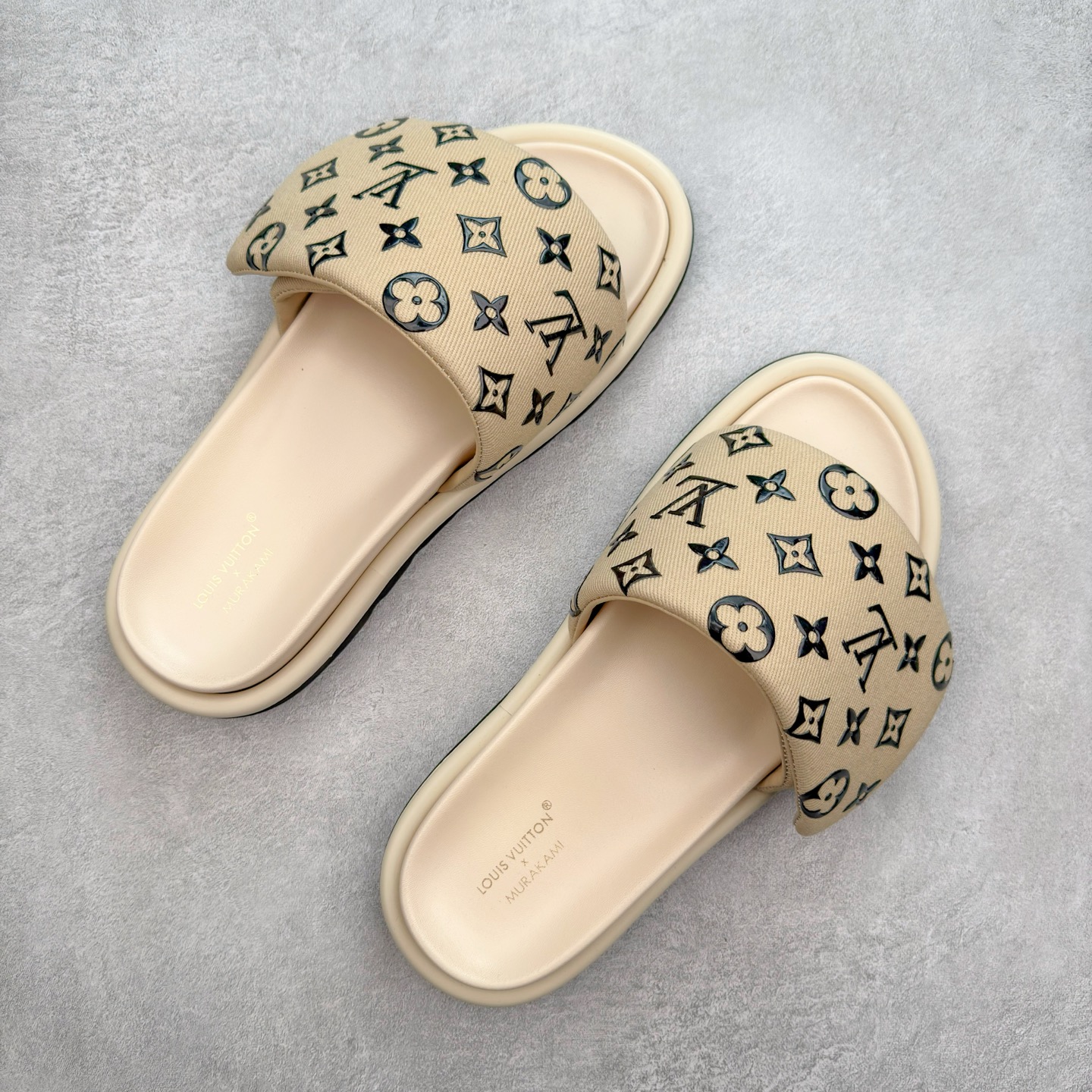 图片[3]-LOUIS VUITTON ｜路易威登2025ss最新春夏款 村上隆/Takashi Murakami x lv Pool Pillow Comfort 皮革 圆头套脚一字拖鞋 男女款 白色 室内外穿着皆宜。纯羊羔毛材质，鞋面受专水台高密度发泡材质，轻盈舒适，鞋底厚度3.5 上脚超显腿长 尺码：35 36 37 38 39 40 41 42 43 44 45-选品中心