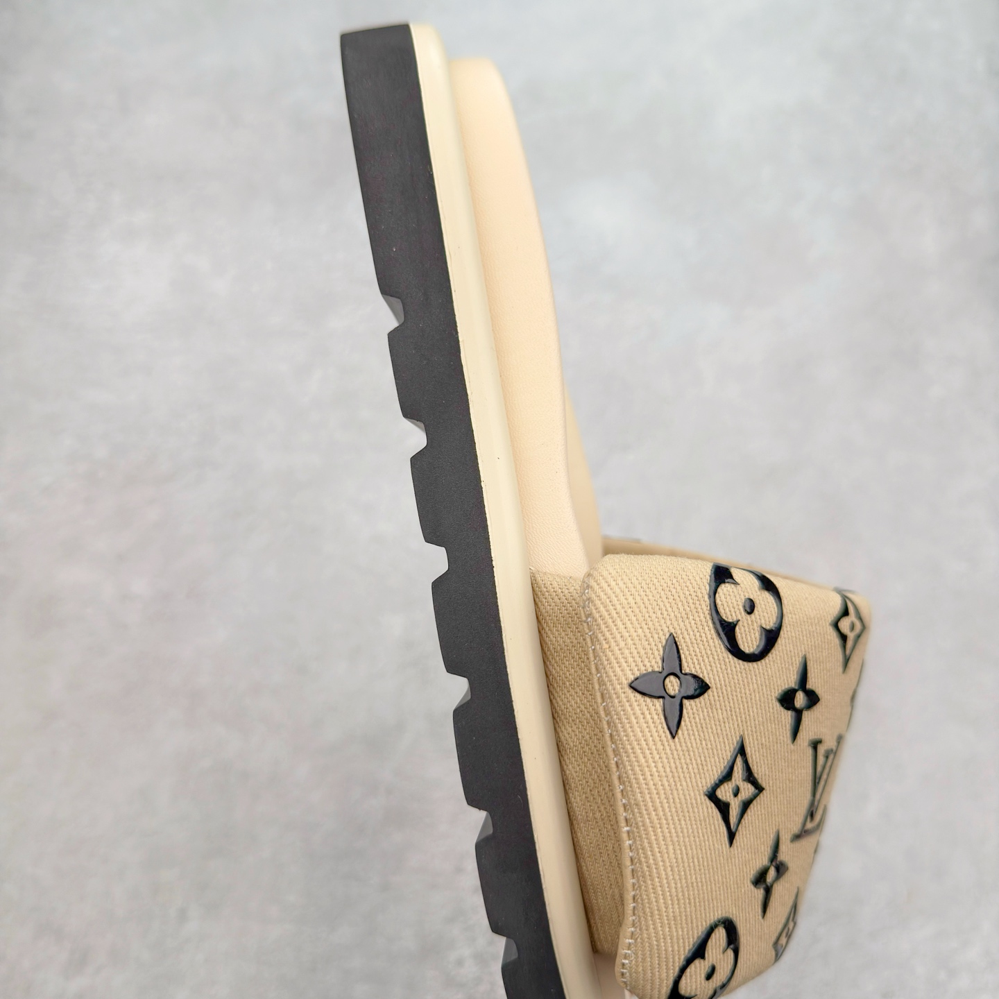 图片[6]-LOUIS VUITTON ｜路易威登2025ss最新春夏款 村上隆/Takashi Murakami x lv Pool Pillow Comfort 皮革 圆头套脚一字拖鞋 男女款 白色 室内外穿着皆宜。纯羊羔毛材质，鞋面受专水台高密度发泡材质，轻盈舒适，鞋底厚度3.5 上脚超显腿长 尺码：35 36 37 38 39 40 41 42 43 44 45-选品中心