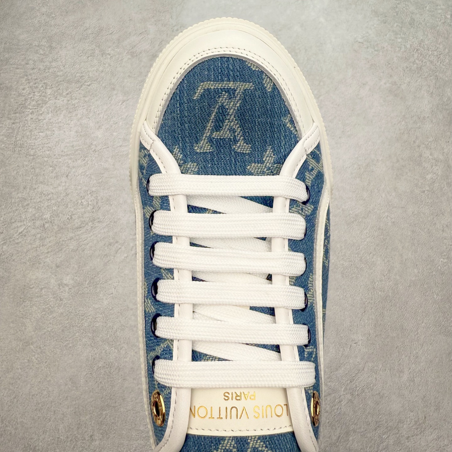 图片[4]-LV 2025ss最新Lagoon系列丹宁牛仔布压花 休闲鞋帆布鞋 这款Lagoon 运动鞋取材，法国顶级高奢品牌 为经典设计注入复古气息。Louis Vuitton 路易威登春夏 -面料：原版进口定制头层牛皮 -内里垫脚：透气布 -底厚：2.5cm -鞋底：防滑TPU材质 配件抽屉礼盒 防尘布袋 身份卡 采用软质粒面头层牛革拼接制成鞋面材质 高密度电脑车线工艺 小牛真皮内里贴附PU超软脚感乳胶鞋垫 尺码：35 36 37 38 39 40-选品中心