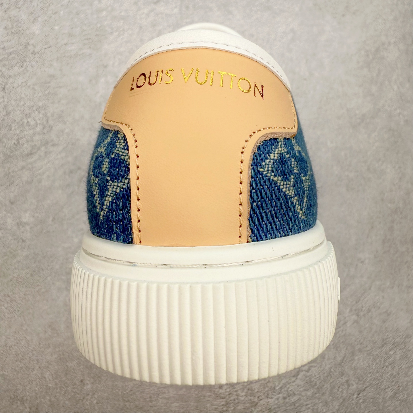 图片[8]-LV 2025ss最新Lagoon系列丹宁牛仔布压花 休闲鞋帆布鞋 这款Lagoon 运动鞋取材，法国顶级高奢品牌 为经典设计注入复古气息。Louis Vuitton 路易威登春夏 -面料：原版进口定制头层牛皮 -内里垫脚：透气布 -底厚：2.5cm -鞋底：防滑TPU材质 配件抽屉礼盒 防尘布袋 身份卡 采用软质粒面头层牛革拼接制成鞋面材质 高密度电脑车线工艺 小牛真皮内里贴附PU超软脚感乳胶鞋垫 尺码：35 36 37 38 39 40-选品中心