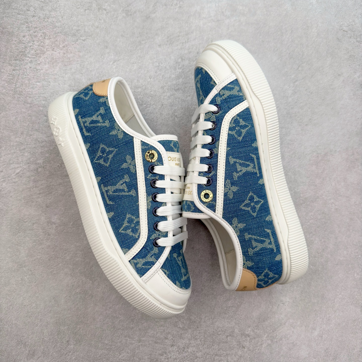 图片[3]-LV 2025ss最新Lagoon系列丹宁牛仔布压花 休闲鞋帆布鞋 这款Lagoon 运动鞋取材，法国顶级高奢品牌 为经典设计注入复古气息。Louis Vuitton 路易威登春夏 -面料：原版进口定制头层牛皮 -内里垫脚：透气布 -底厚：2.5cm -鞋底：防滑TPU材质 配件抽屉礼盒 防尘布袋 身份卡 采用软质粒面头层牛革拼接制成鞋面材质 高密度电脑车线工艺 小牛真皮内里贴附PU超软脚感乳胶鞋垫 尺码：35 36 37 38 39 40-选品中心