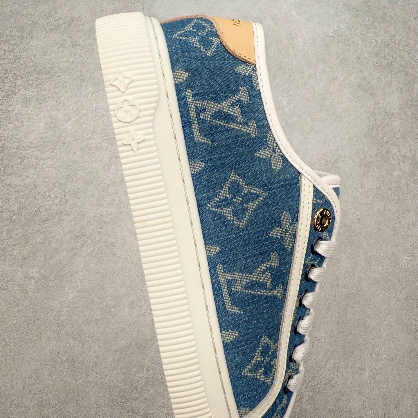 图片[6]-LV 2025ss最新Lagoon系列丹宁牛仔布压花 休闲鞋帆布鞋 这款Lagoon 运动鞋取材，法国顶级高奢品牌 为经典设计注入复古气息。Louis Vuitton 路易威登春夏 -面料：原版进口定制头层牛皮 -内里垫脚：透气布 -底厚：2.5cm -鞋底：防滑TPU材质 配件抽屉礼盒 防尘布袋 身份卡 采用软质粒面头层牛革拼接制成鞋面材质 高密度电脑车线工艺 小牛真皮内里贴附PU超软脚感乳胶鞋垫 尺码：35 36 37 38 39 40-选品中心