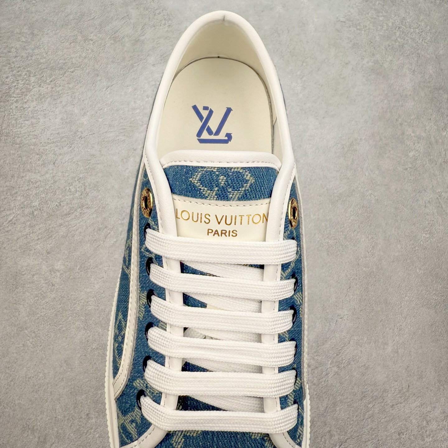 图片[5]-LV 2025ss最新Lagoon系列丹宁牛仔布压花 休闲鞋帆布鞋 这款Lagoon 运动鞋取材，法国顶级高奢品牌 为经典设计注入复古气息。Louis Vuitton 路易威登春夏 -面料：原版进口定制头层牛皮 -内里垫脚：透气布 -底厚：2.5cm -鞋底：防滑TPU材质 配件抽屉礼盒 防尘布袋 身份卡 采用软质粒面头层牛革拼接制成鞋面材质 高密度电脑车线工艺 小牛真皮内里贴附PU超软脚感乳胶鞋垫 尺码：35 36 37 38 39 40-选品中心