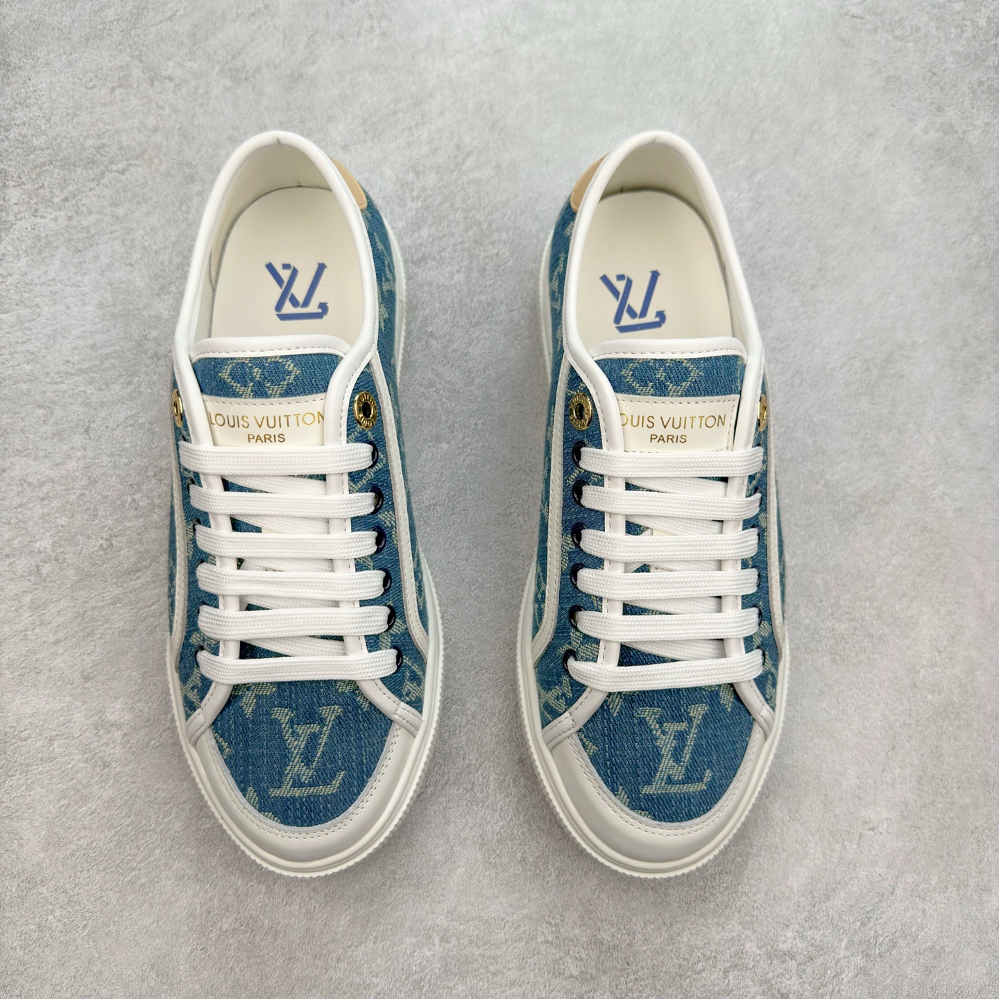 图片[2]-LV 2025ss最新Lagoon系列丹宁牛仔布压花 休闲鞋帆布鞋 这款Lagoon 运动鞋取材，法国顶级高奢品牌 为经典设计注入复古气息。Louis Vuitton 路易威登春夏 -面料：原版进口定制头层牛皮 -内里垫脚：透气布 -底厚：2.5cm -鞋底：防滑TPU材质 配件抽屉礼盒 防尘布袋 身份卡 采用软质粒面头层牛革拼接制成鞋面材质 高密度电脑车线工艺 小牛真皮内里贴附PU超软脚感乳胶鞋垫 尺码：35 36 37 38 39 40-选品中心