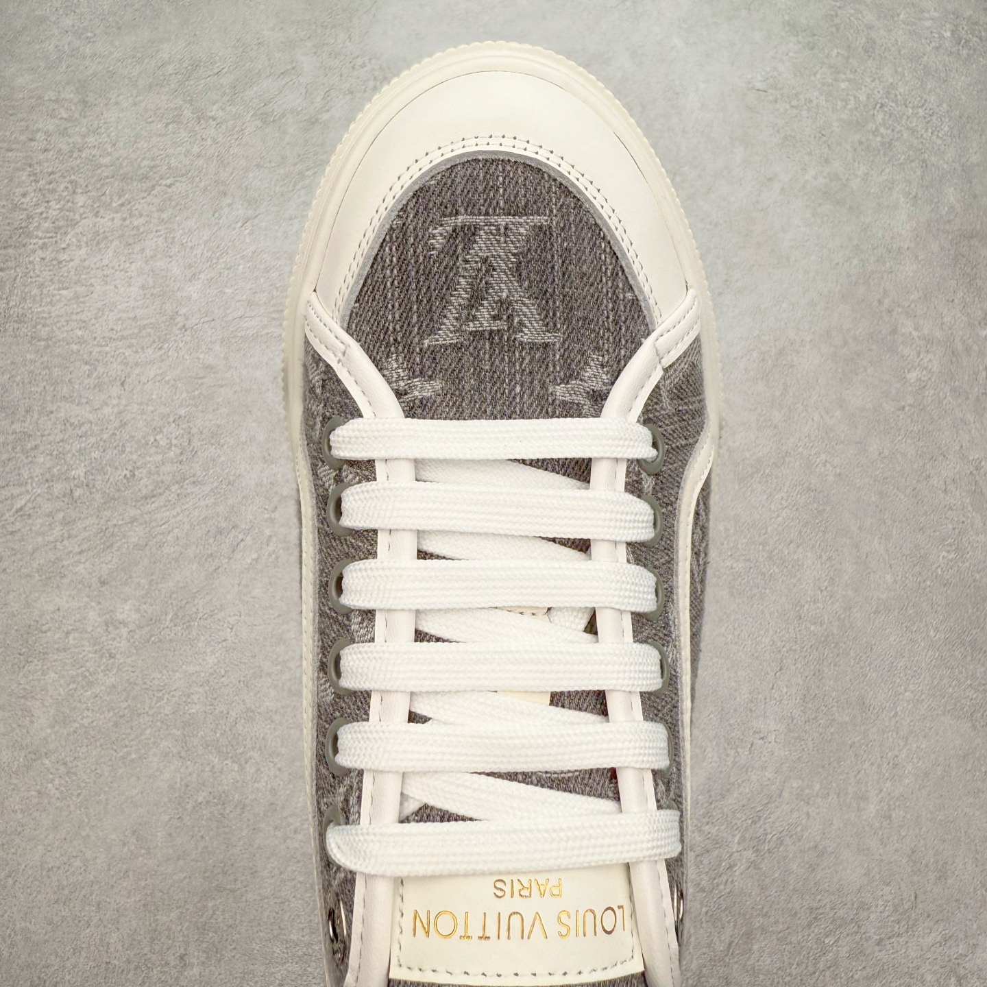 图片[4]-LV 2025ss最新Lagoon系列丹宁牛仔布压花 休闲鞋帆布鞋 这款Lagoon 运动鞋取材，法国顶级高奢品牌 为经典设计注入复古气息。Louis Vuitton 路易威登春夏 -面料：原版进口定制头层牛皮 -内里垫脚：透气布 -底厚：2.5cm -鞋底：防滑TPU材质 配件抽屉礼盒 防尘布袋 身份卡 采用软质粒面头层牛革拼接制成鞋面材质 高密度电脑车线工艺 小牛真皮内里贴附PU超软脚感乳胶鞋垫 尺码：35 36 37 38 39 40-选品中心