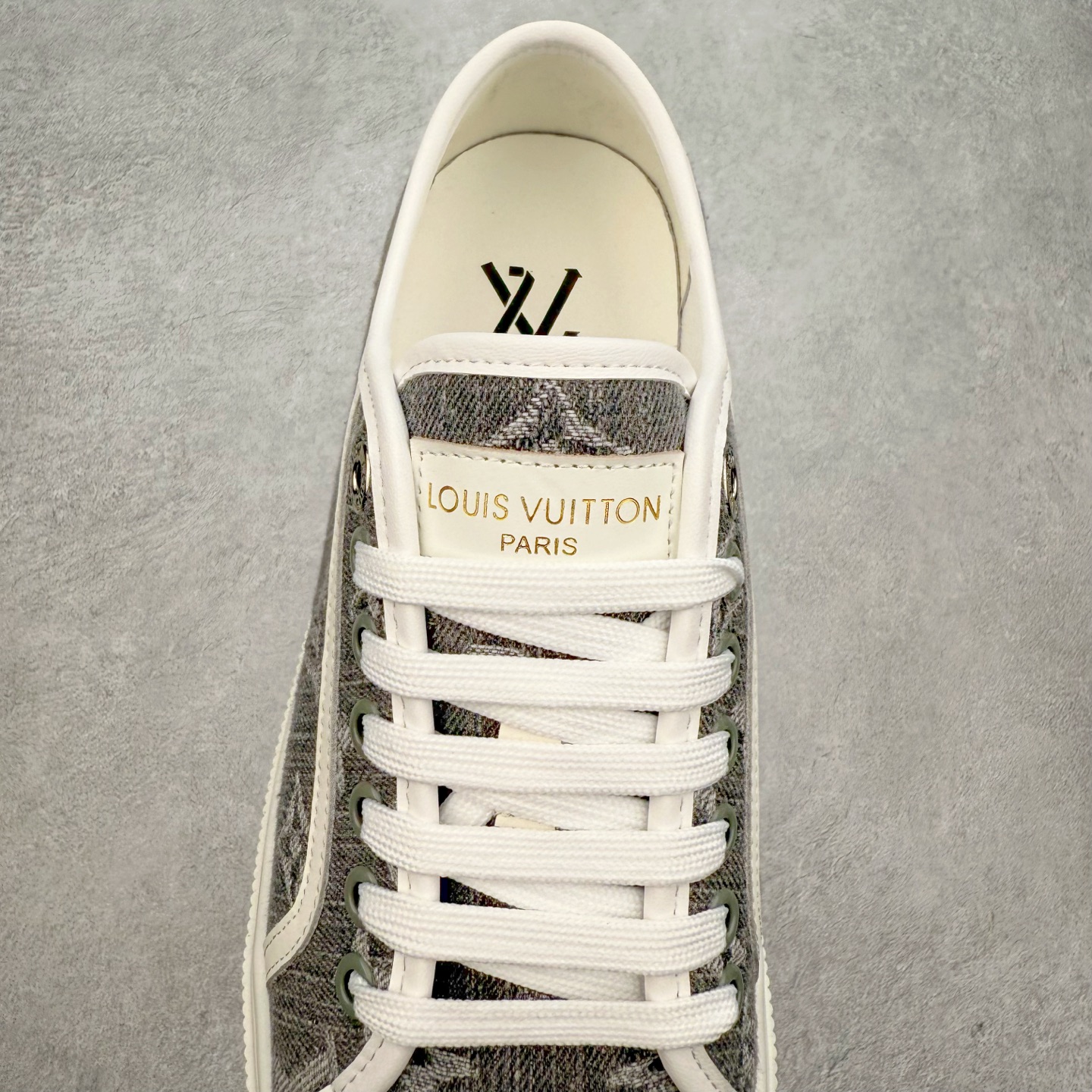 图片[5]-LV 2025ss最新Lagoon系列丹宁牛仔布压花 休闲鞋帆布鞋 这款Lagoon 运动鞋取材，法国顶级高奢品牌 为经典设计注入复古气息。Louis Vuitton 路易威登春夏 -面料：原版进口定制头层牛皮 -内里垫脚：透气布 -底厚：2.5cm -鞋底：防滑TPU材质 配件抽屉礼盒 防尘布袋 身份卡 采用软质粒面头层牛革拼接制成鞋面材质 高密度电脑车线工艺 小牛真皮内里贴附PU超软脚感乳胶鞋垫 尺码：35 36 37 38 39 40-选品中心