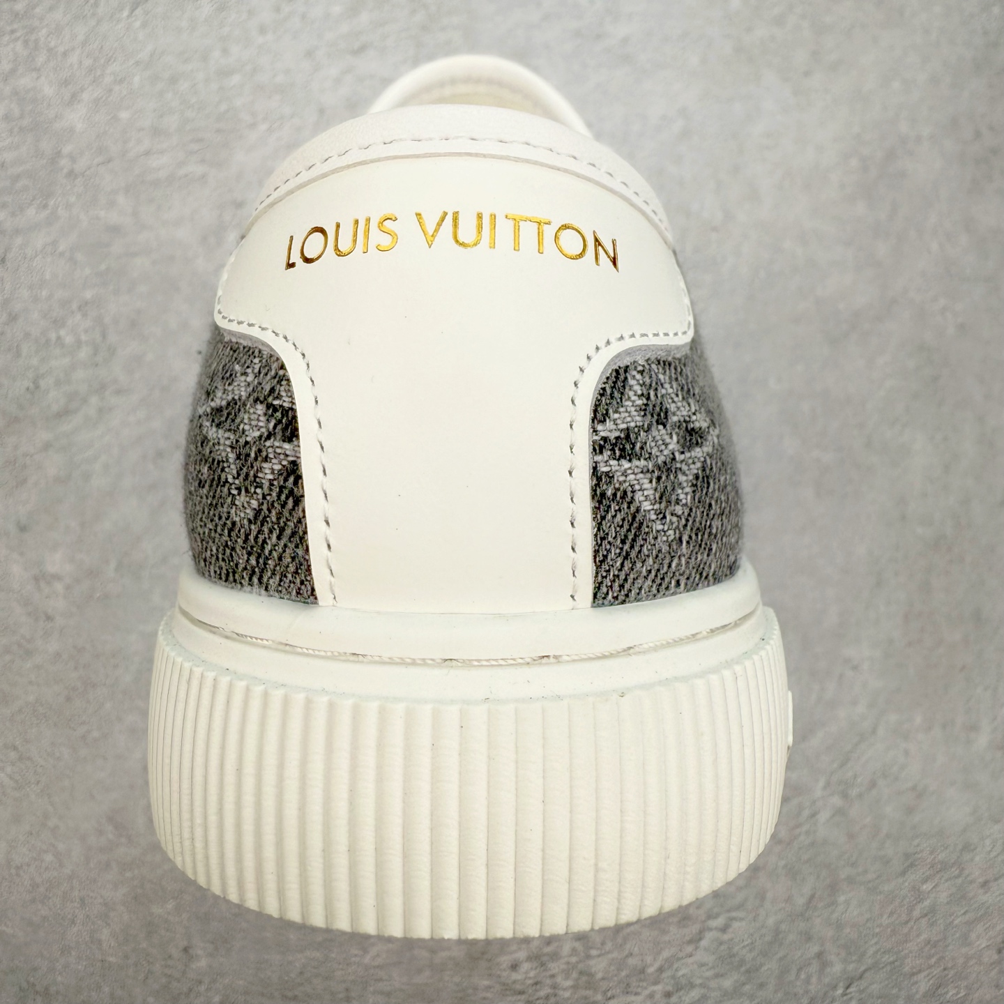 图片[8]-LV 2025ss最新Lagoon系列丹宁牛仔布压花 休闲鞋帆布鞋 这款Lagoon 运动鞋取材，法国顶级高奢品牌 为经典设计注入复古气息。Louis Vuitton 路易威登春夏 -面料：原版进口定制头层牛皮 -内里垫脚：透气布 -底厚：2.5cm -鞋底：防滑TPU材质 配件抽屉礼盒 防尘布袋 身份卡 采用软质粒面头层牛革拼接制成鞋面材质 高密度电脑车线工艺 小牛真皮内里贴附PU超软脚感乳胶鞋垫 尺码：35 36 37 38 39 40-选品中心