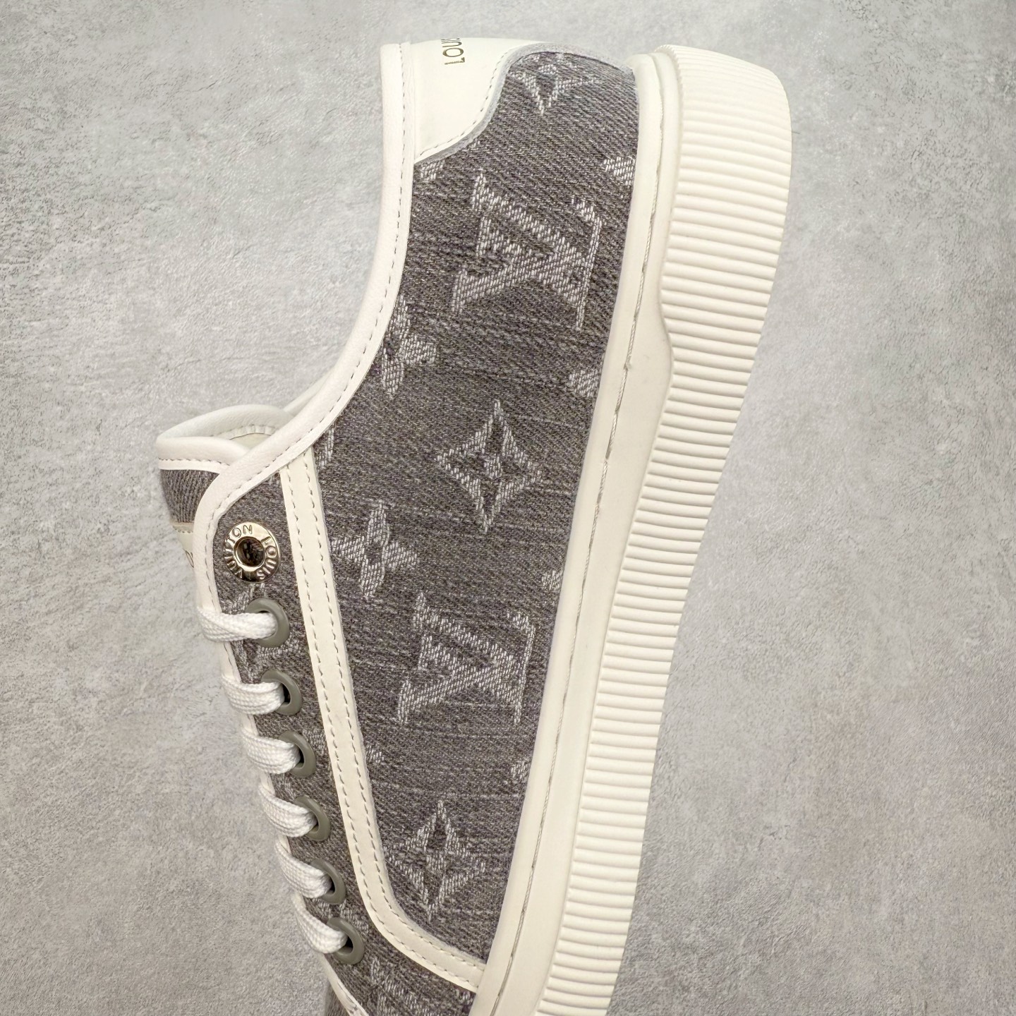 图片[7]-LV 2025ss最新Lagoon系列丹宁牛仔布压花 休闲鞋帆布鞋 这款Lagoon 运动鞋取材，法国顶级高奢品牌 为经典设计注入复古气息。Louis Vuitton 路易威登春夏 -面料：原版进口定制头层牛皮 -内里垫脚：透气布 -底厚：2.5cm -鞋底：防滑TPU材质 配件抽屉礼盒 防尘布袋 身份卡 采用软质粒面头层牛革拼接制成鞋面材质 高密度电脑车线工艺 小牛真皮内里贴附PU超软脚感乳胶鞋垫 尺码：35 36 37 38 39 40-选品中心