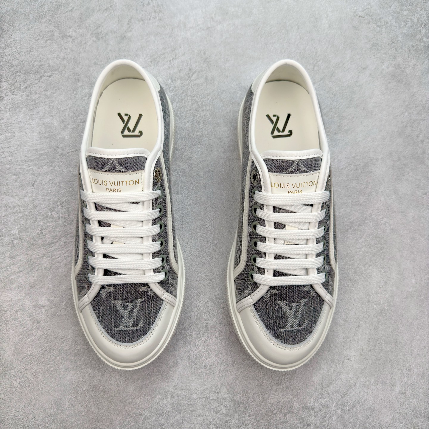 图片[2]-LV 2025ss最新Lagoon系列丹宁牛仔布压花 休闲鞋帆布鞋 这款Lagoon 运动鞋取材，法国顶级高奢品牌 为经典设计注入复古气息。Louis Vuitton 路易威登春夏 -面料：原版进口定制头层牛皮 -内里垫脚：透气布 -底厚：2.5cm -鞋底：防滑TPU材质 配件抽屉礼盒 防尘布袋 身份卡 采用软质粒面头层牛革拼接制成鞋面材质 高密度电脑车线工艺 小牛真皮内里贴附PU超软脚感乳胶鞋垫 尺码：35 36 37 38 39 40-选品中心