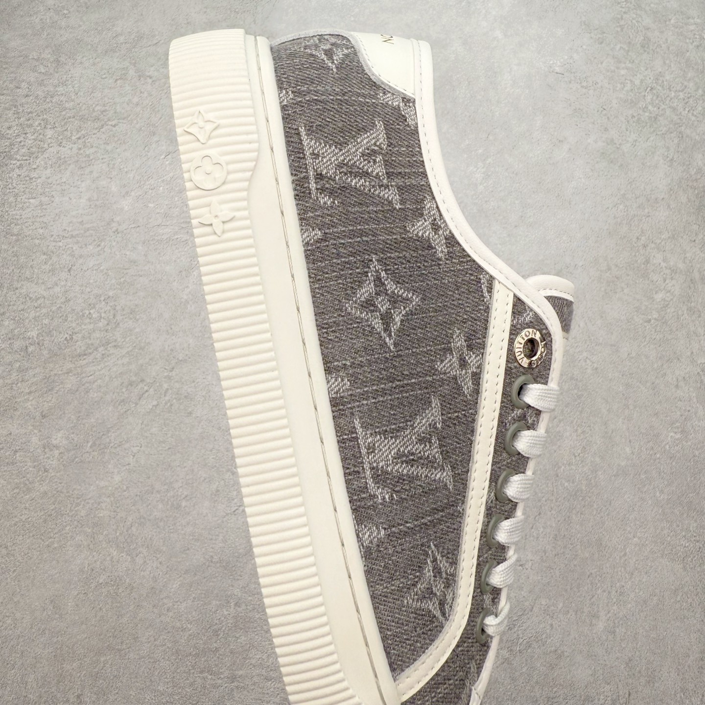 图片[6]-LV 2025ss最新Lagoon系列丹宁牛仔布压花 休闲鞋帆布鞋 这款Lagoon 运动鞋取材，法国顶级高奢品牌 为经典设计注入复古气息。Louis Vuitton 路易威登春夏 -面料：原版进口定制头层牛皮 -内里垫脚：透气布 -底厚：2.5cm -鞋底：防滑TPU材质 配件抽屉礼盒 防尘布袋 身份卡 采用软质粒面头层牛革拼接制成鞋面材质 高密度电脑车线工艺 小牛真皮内里贴附PU超软脚感乳胶鞋垫 尺码：35 36 37 38 39 40-选品中心