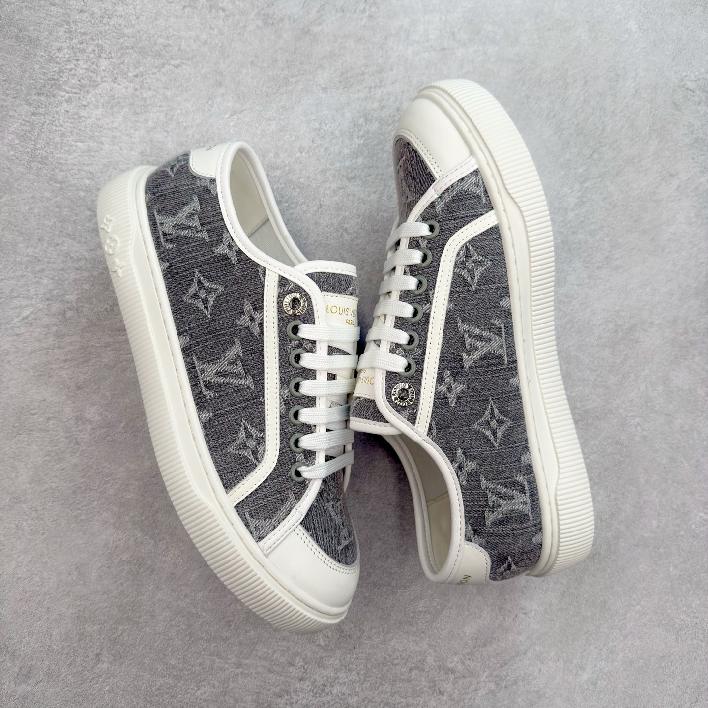 图片[3]-LV 2025ss最新Lagoon系列丹宁牛仔布压花 休闲鞋帆布鞋 这款Lagoon 运动鞋取材，法国顶级高奢品牌 为经典设计注入复古气息。Louis Vuitton 路易威登春夏 -面料：原版进口定制头层牛皮 -内里垫脚：透气布 -底厚：2.5cm -鞋底：防滑TPU材质 配件抽屉礼盒 防尘布袋 身份卡 采用软质粒面头层牛革拼接制成鞋面材质 高密度电脑车线工艺 小牛真皮内里贴附PU超软脚感乳胶鞋垫 尺码：35 36 37 38 39 40-选品中心