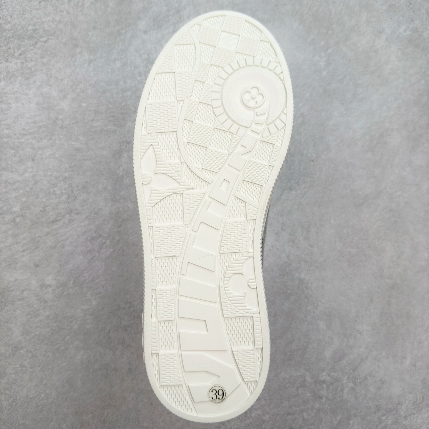 图片[9]-LV 2025ss最新Lagoon系列丹宁牛仔布压花 休闲鞋帆布鞋 这款Lagoon 运动鞋取材，法国顶级高奢品牌 为经典设计注入复古气息。Louis Vuitton 路易威登春夏 -面料：原版进口定制头层牛皮 -内里垫脚：透气布 -底厚：2.5cm -鞋底：防滑TPU材质 配件抽屉礼盒 防尘布袋 身份卡 采用软质粒面头层牛革拼接制成鞋面材质 高密度电脑车线工艺 小牛真皮内里贴附PU超软脚感乳胶鞋垫 尺码：35 36 37 38 39 40-选品中心