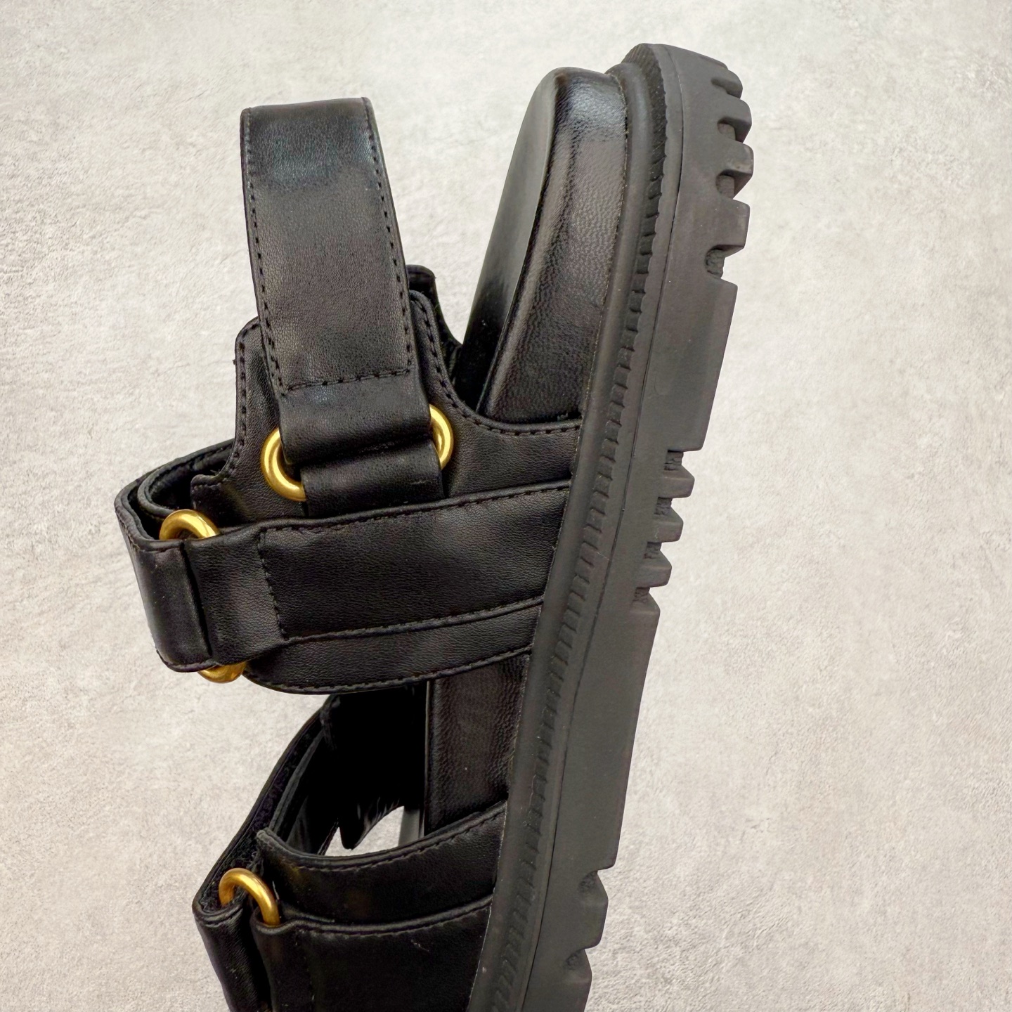 图片[7]-＃M纯原 Dior 迪奥 Act 夏季羊皮凉鞋、拖鞋 鬼佬外贸冲正 高端零售专供品质 经典百搭. 适合夏季各种风格搭配 采用纯羊皮制作，轻盈舒适、透气.脚感丝滑。鞋面饰带采用魔术贴开合 搭配金色饰面金属标志装饰 可为各式造型增添现代风范 尺码：35 36 37 38 39 40 备注：此款凉鞋尺码偏小建议大一码-选品中心