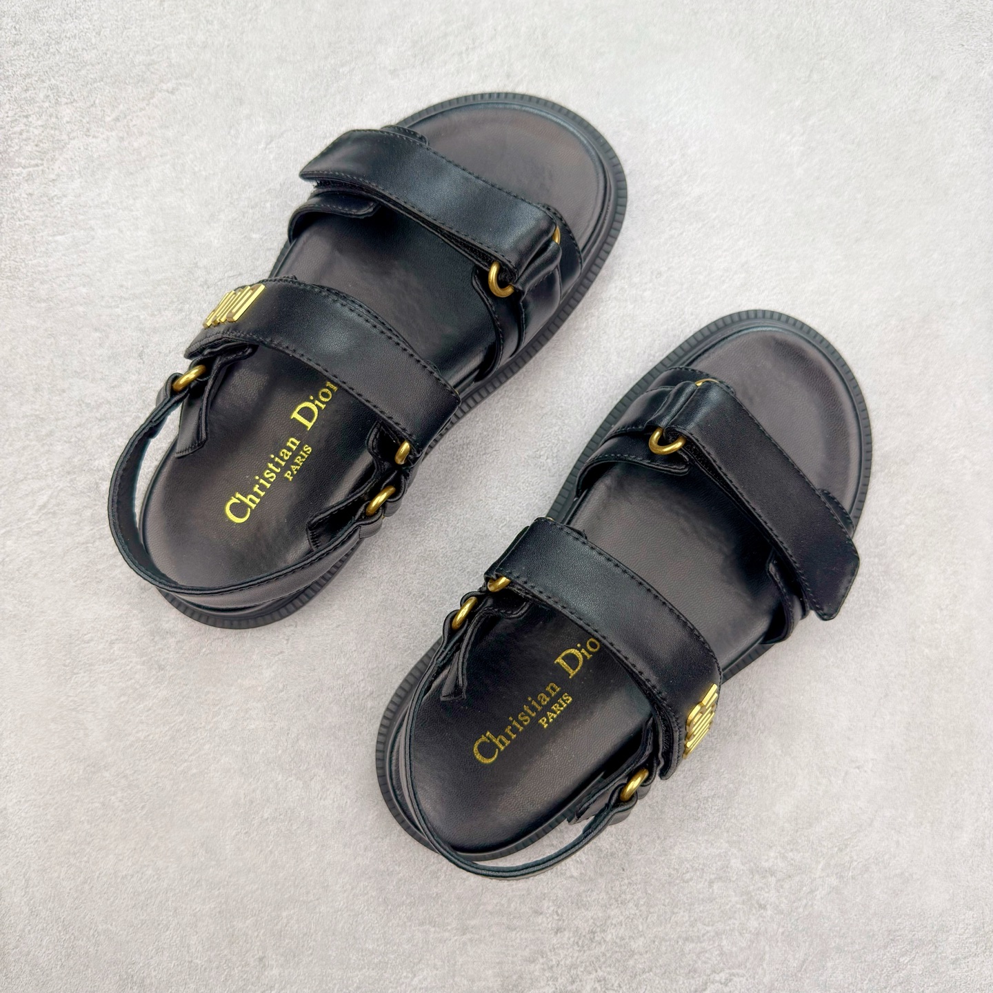 图片[3]-＃M纯原 Dior 迪奥 Act 夏季羊皮凉鞋、拖鞋 鬼佬外贸冲正 高端零售专供品质 经典百搭. 适合夏季各种风格搭配 采用纯羊皮制作，轻盈舒适、透气.脚感丝滑。鞋面饰带采用魔术贴开合 搭配金色饰面金属标志装饰 可为各式造型增添现代风范 尺码：35 36 37 38 39 40 备注：此款凉鞋尺码偏小建议大一码-选品中心