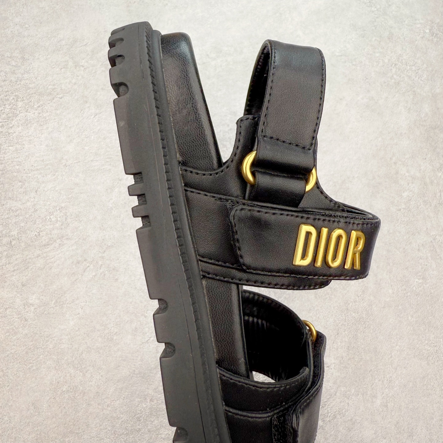 图片[6]-＃M纯原 Dior 迪奥 Act 夏季羊皮凉鞋、拖鞋 鬼佬外贸冲正 高端零售专供品质 经典百搭. 适合夏季各种风格搭配 采用纯羊皮制作，轻盈舒适、透气.脚感丝滑。鞋面饰带采用魔术贴开合 搭配金色饰面金属标志装饰 可为各式造型增添现代风范 尺码：35 36 37 38 39 40 备注：此款凉鞋尺码偏小建议大一码-选品中心