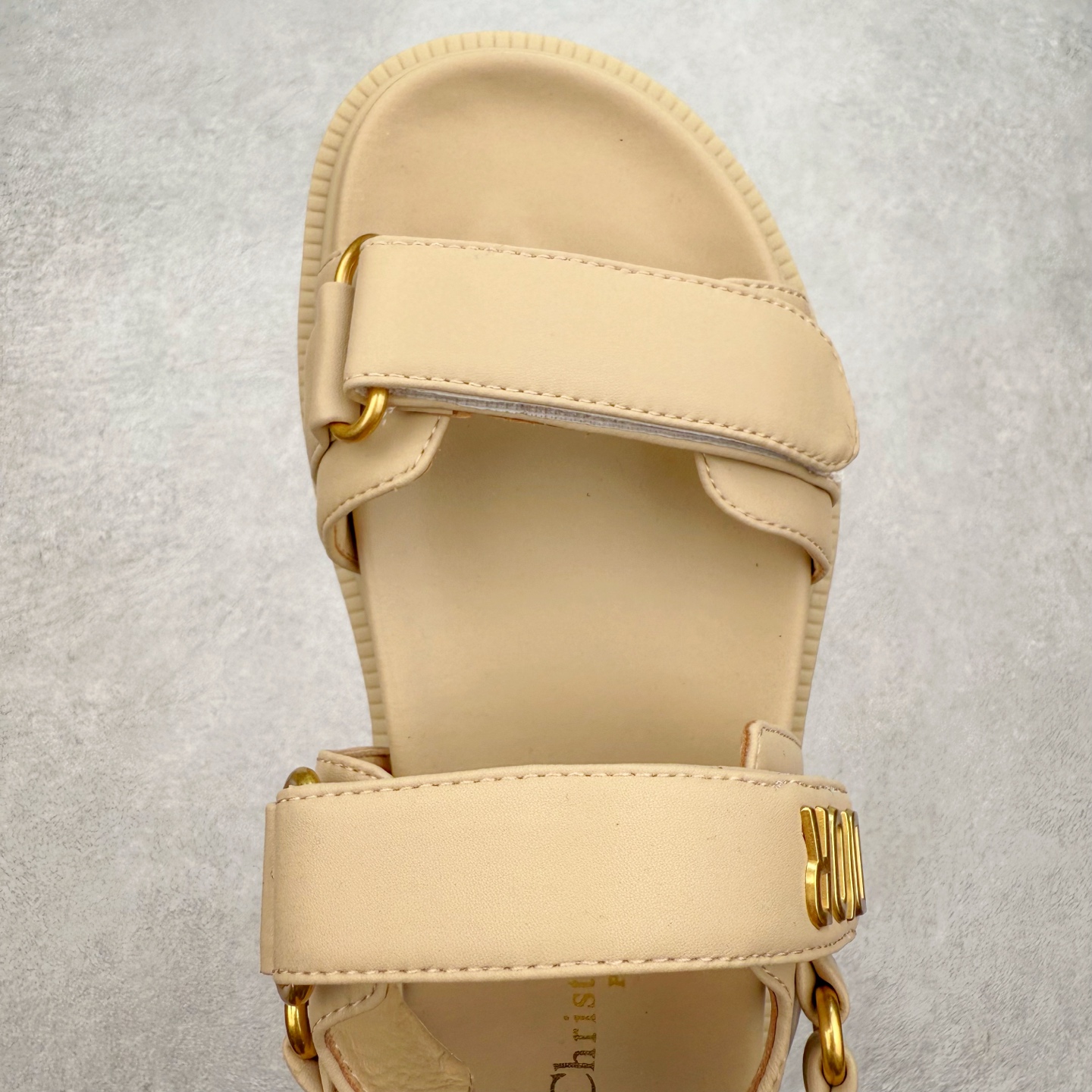 图片[4]-＃M纯原 Dior 迪奥 Act 夏季羊皮凉鞋、拖鞋 鬼佬外贸冲正 高端零售专供品质 经典百搭. 适合夏季各种风格搭配 采用纯羊皮制作，轻盈舒适、透气.脚感丝滑。鞋面饰带采用魔术贴开合 搭配金色饰面金属标志装饰 可为各式造型增添现代风范 尺码：35 36 37 38 39 40 备注：此款凉鞋尺码偏小建议大一码-选品中心