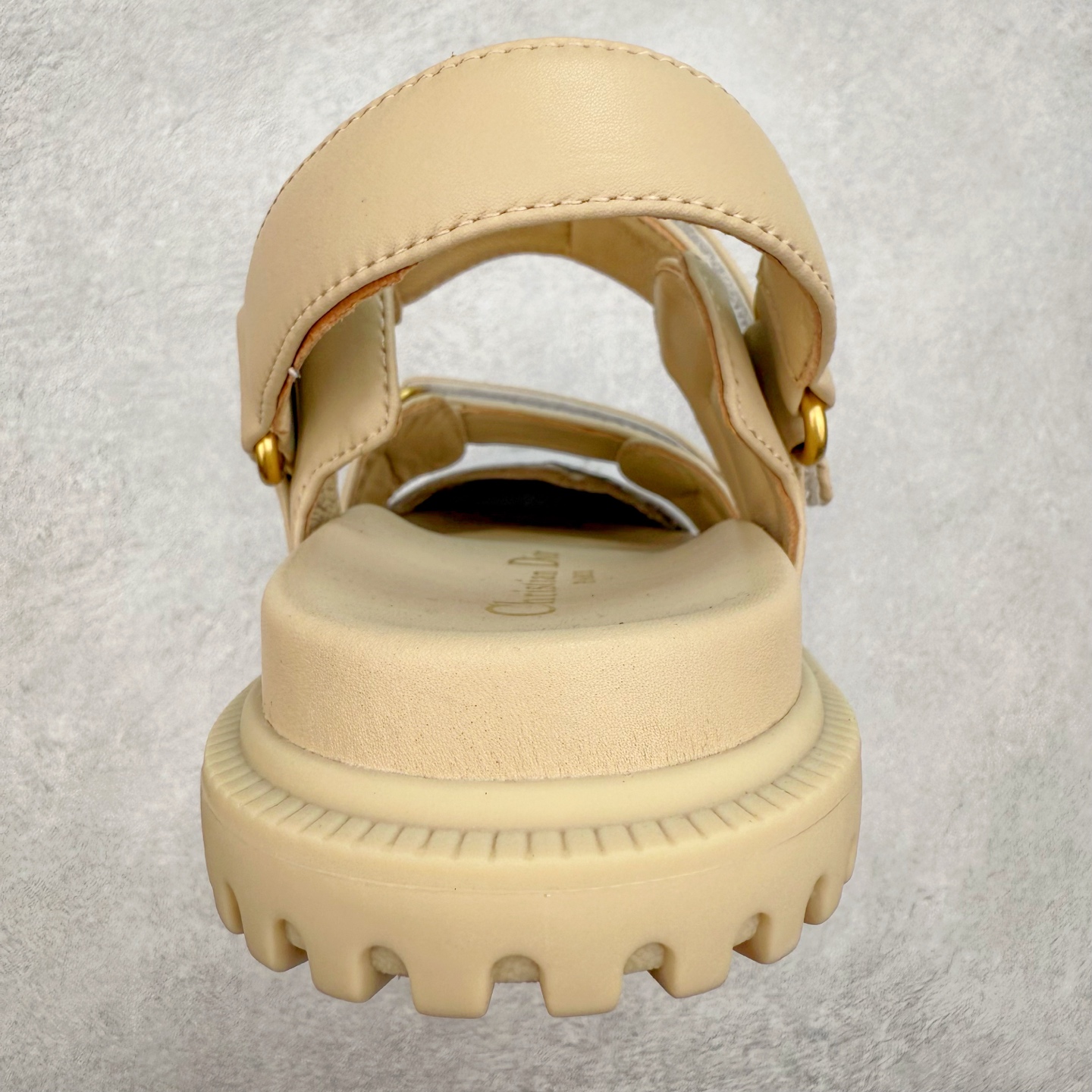 图片[8]-＃M纯原 Dior 迪奥 Act 夏季羊皮凉鞋、拖鞋 鬼佬外贸冲正 高端零售专供品质 经典百搭. 适合夏季各种风格搭配 采用纯羊皮制作，轻盈舒适、透气.脚感丝滑。鞋面饰带采用魔术贴开合 搭配金色饰面金属标志装饰 可为各式造型增添现代风范 尺码：35 36 37 38 39 40 备注：此款凉鞋尺码偏小建议大一码-选品中心