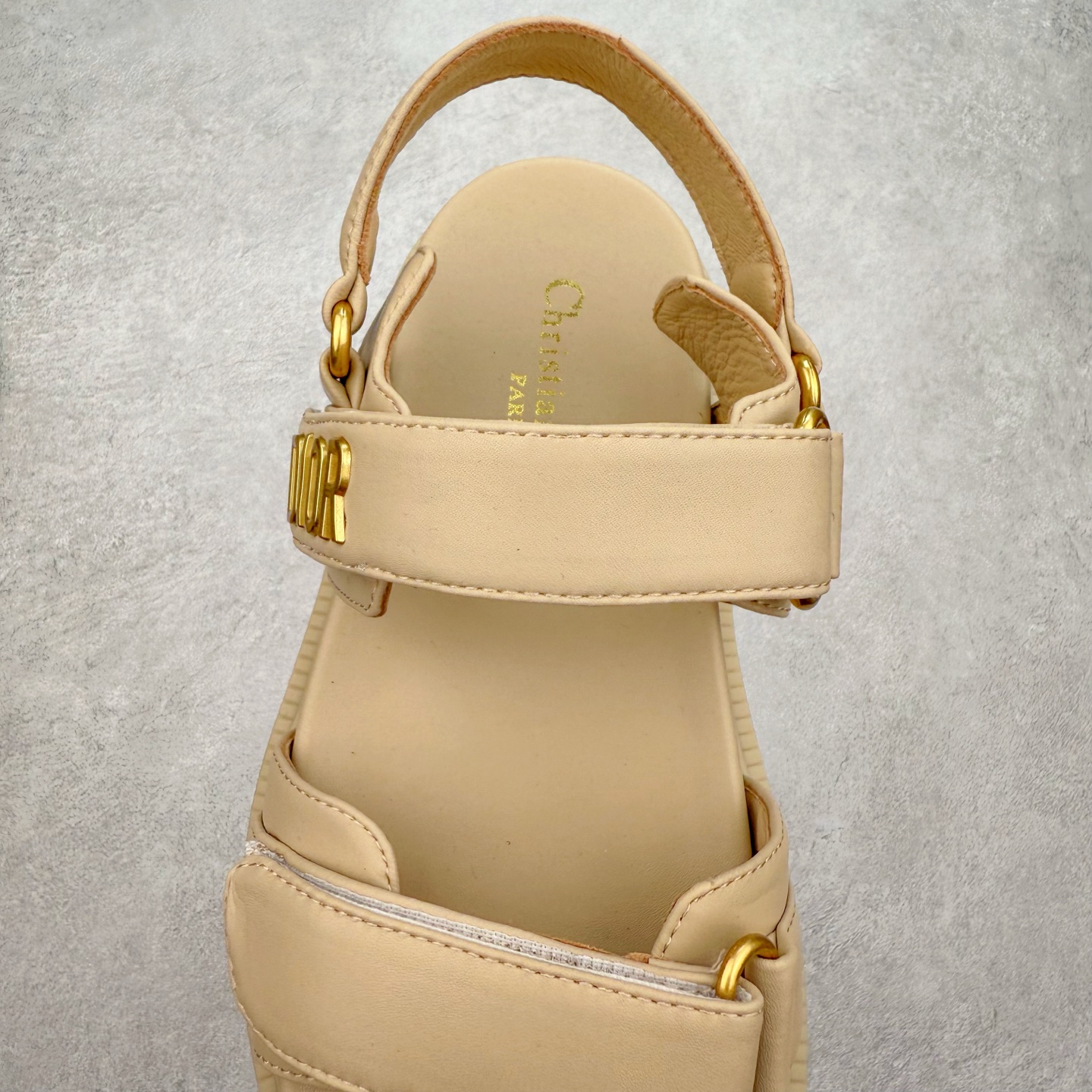 图片[5]-＃M纯原 Dior 迪奥 Act 夏季羊皮凉鞋、拖鞋 鬼佬外贸冲正 高端零售专供品质 经典百搭. 适合夏季各种风格搭配 采用纯羊皮制作，轻盈舒适、透气.脚感丝滑。鞋面饰带采用魔术贴开合 搭配金色饰面金属标志装饰 可为各式造型增添现代风范 尺码：35 36 37 38 39 40 备注：此款凉鞋尺码偏小建议大一码-选品中心