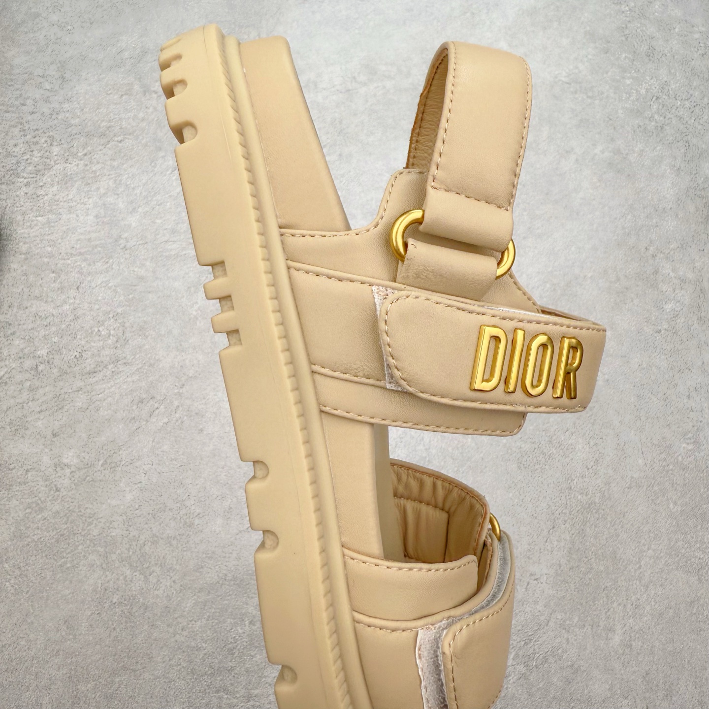 图片[6]-＃M纯原 Dior 迪奥 Act 夏季羊皮凉鞋、拖鞋 鬼佬外贸冲正 高端零售专供品质 经典百搭. 适合夏季各种风格搭配 采用纯羊皮制作，轻盈舒适、透气.脚感丝滑。鞋面饰带采用魔术贴开合 搭配金色饰面金属标志装饰 可为各式造型增添现代风范 尺码：35 36 37 38 39 40 备注：此款凉鞋尺码偏小建议大一码-选品中心