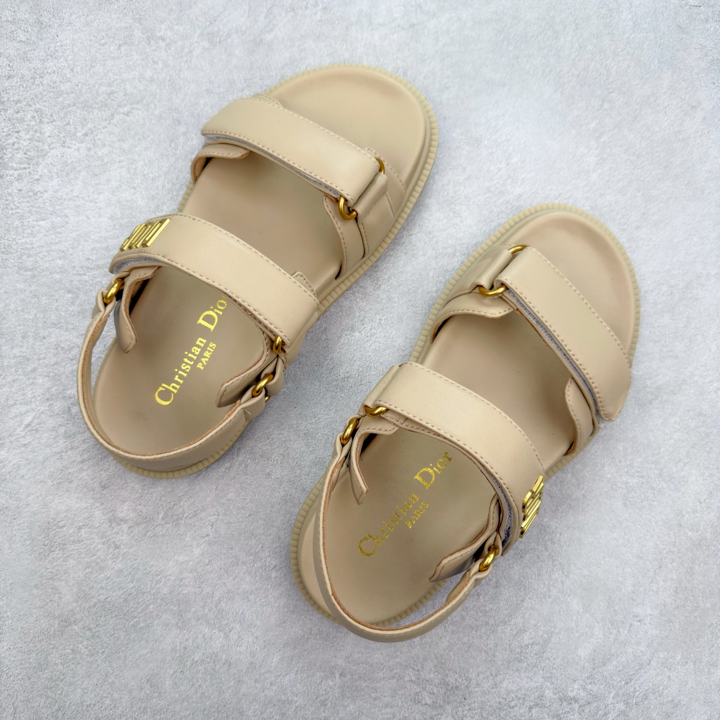 图片[3]-＃M纯原 Dior 迪奥 Act 夏季羊皮凉鞋、拖鞋 鬼佬外贸冲正 高端零售专供品质 经典百搭. 适合夏季各种风格搭配 采用纯羊皮制作，轻盈舒适、透气.脚感丝滑。鞋面饰带采用魔术贴开合 搭配金色饰面金属标志装饰 可为各式造型增添现代风范 尺码：35 36 37 38 39 40 备注：此款凉鞋尺码偏小建议大一码-选品中心