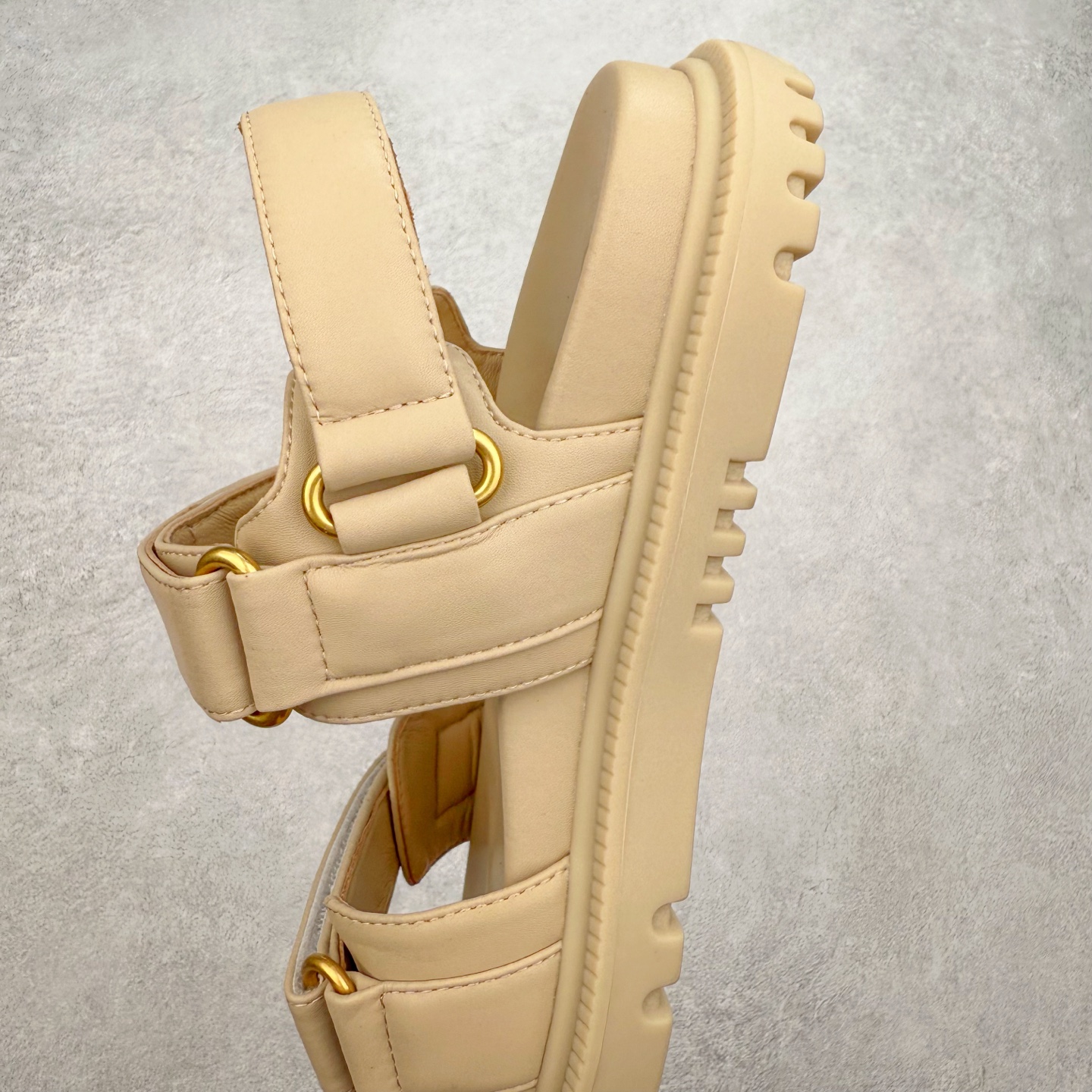 图片[7]-＃M纯原 Dior 迪奥 Act 夏季羊皮凉鞋、拖鞋 鬼佬外贸冲正 高端零售专供品质 经典百搭. 适合夏季各种风格搭配 采用纯羊皮制作，轻盈舒适、透气.脚感丝滑。鞋面饰带采用魔术贴开合 搭配金色饰面金属标志装饰 可为各式造型增添现代风范 尺码：35 36 37 38 39 40 备注：此款凉鞋尺码偏小建议大一码-选品中心