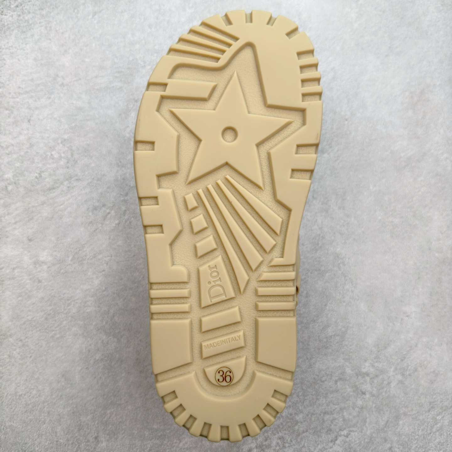 图片[9]-＃M纯原 Dior 迪奥 Act 夏季羊皮凉鞋、拖鞋 鬼佬外贸冲正 高端零售专供品质 经典百搭. 适合夏季各种风格搭配 采用纯羊皮制作，轻盈舒适、透气.脚感丝滑。鞋面饰带采用魔术贴开合 搭配金色饰面金属标志装饰 可为各式造型增添现代风范 尺码：35 36 37 38 39 40 备注：此款凉鞋尺码偏小建议大一码-选品中心