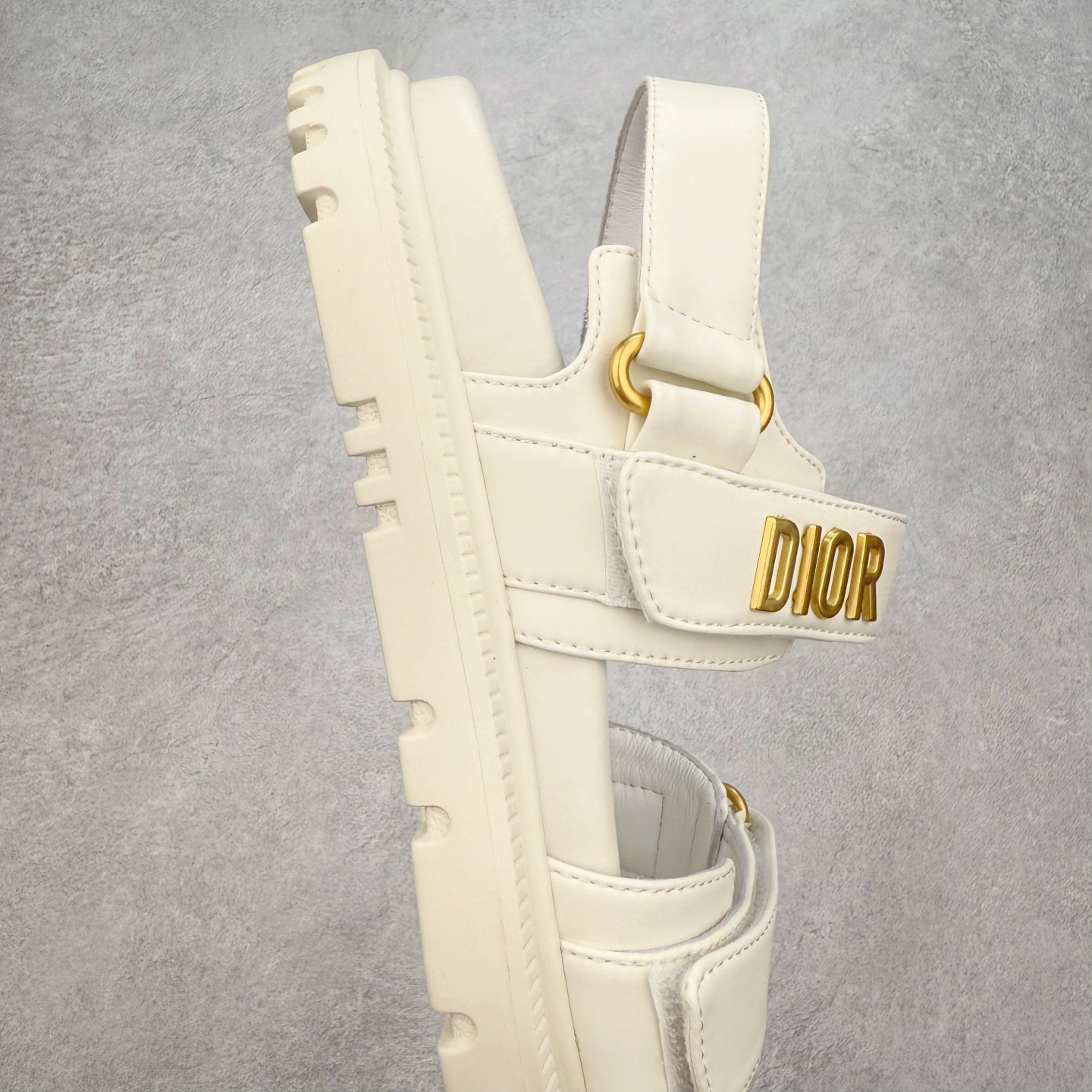 图片[6]-＃M纯原 Dior 迪奥 Act 夏季羊皮凉鞋、拖鞋 鬼佬外贸冲正 高端零售专供品质 经典百搭. 适合夏季各种风格搭配 采用纯羊皮制作，轻盈舒适、透气.脚感丝滑。鞋面饰带采用魔术贴开合 搭配金色饰面金属标志装饰 可为各式造型增添现代风范 尺码：35 36 37 38 39 40 备注：此款凉鞋尺码偏小建议大一码-选品中心