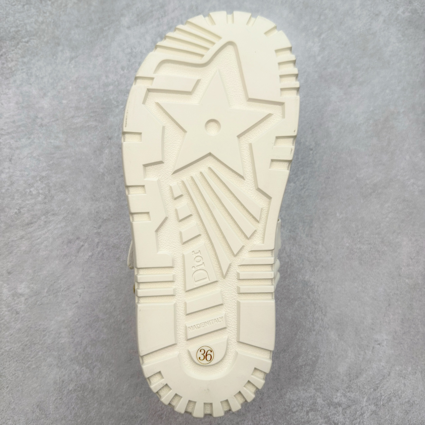 图片[9]-＃M纯原 Dior 迪奥 Act 夏季羊皮凉鞋、拖鞋 鬼佬外贸冲正 高端零售专供品质 经典百搭. 适合夏季各种风格搭配 采用纯羊皮制作，轻盈舒适、透气.脚感丝滑。鞋面饰带采用魔术贴开合 搭配金色饰面金属标志装饰 可为各式造型增添现代风范 尺码：35 36 37 38 39 40 备注：此款凉鞋尺码偏小建议大一码-选品中心