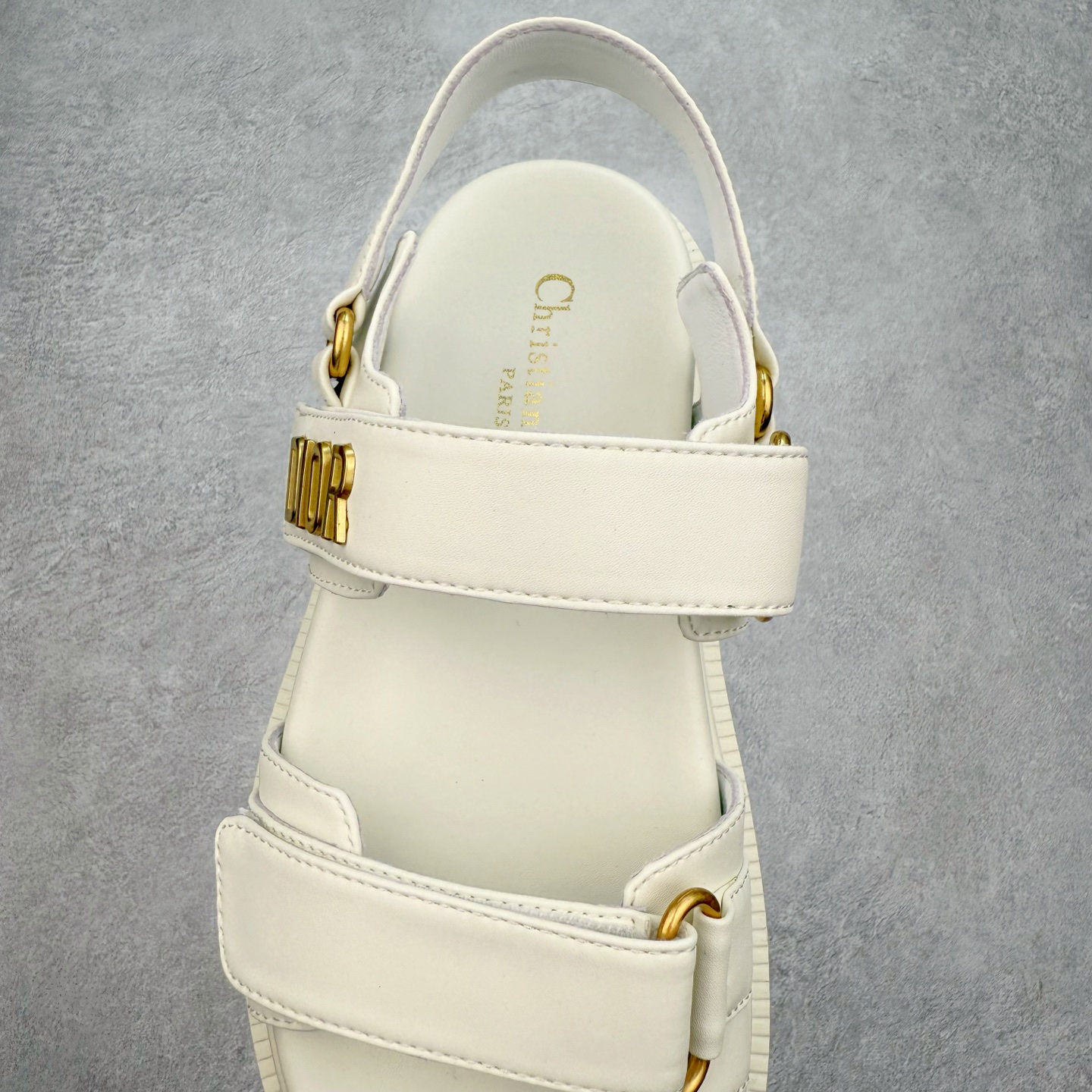 图片[5]-＃M纯原 Dior 迪奥 Act 夏季羊皮凉鞋、拖鞋 鬼佬外贸冲正 高端零售专供品质 经典百搭. 适合夏季各种风格搭配 采用纯羊皮制作，轻盈舒适、透气.脚感丝滑。鞋面饰带采用魔术贴开合 搭配金色饰面金属标志装饰 可为各式造型增添现代风范 尺码：35 36 37 38 39 40 备注：此款凉鞋尺码偏小建议大一码-选品中心