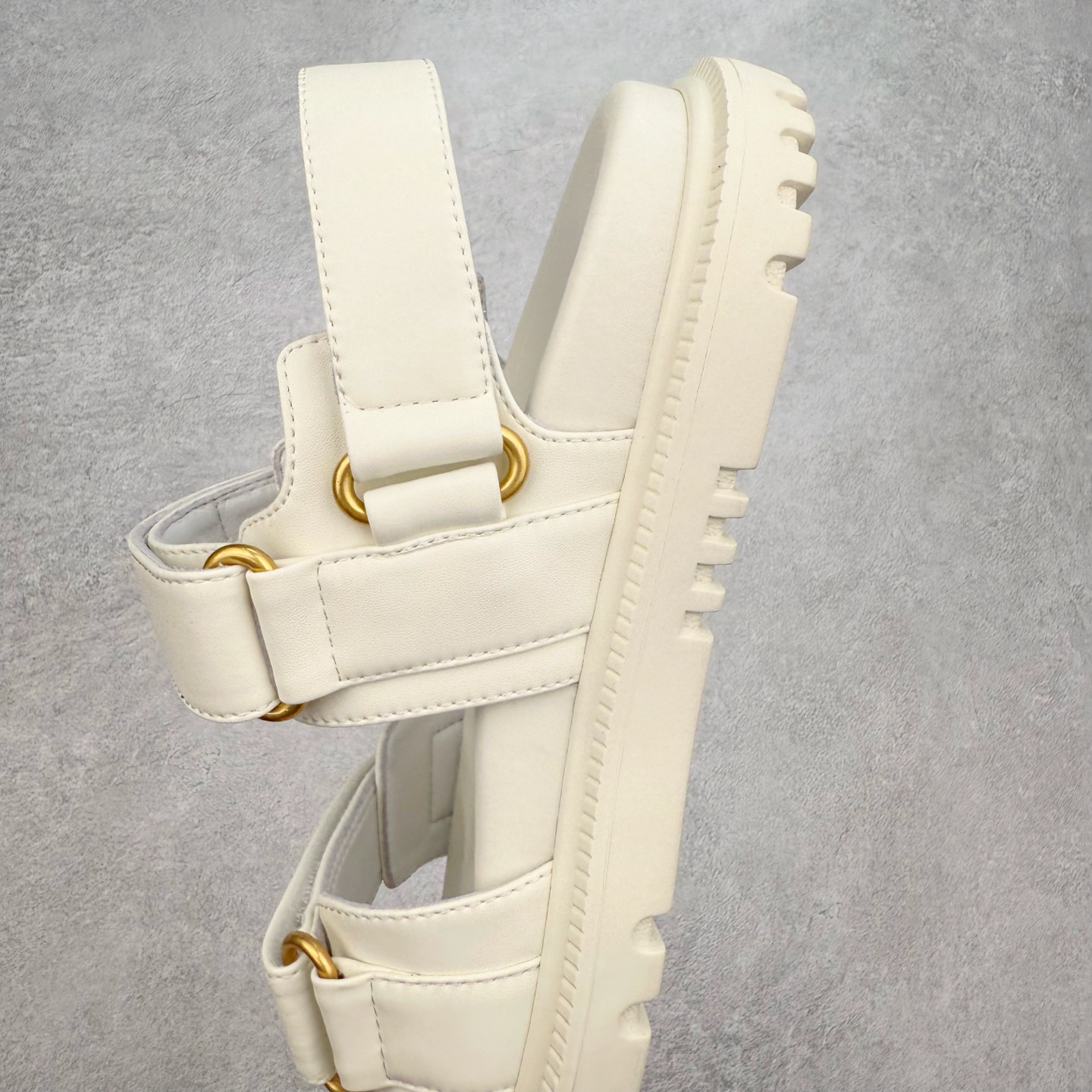 图片[7]-＃M纯原 Dior 迪奥 Act 夏季羊皮凉鞋、拖鞋 鬼佬外贸冲正 高端零售专供品质 经典百搭. 适合夏季各种风格搭配 采用纯羊皮制作，轻盈舒适、透气.脚感丝滑。鞋面饰带采用魔术贴开合 搭配金色饰面金属标志装饰 可为各式造型增添现代风范 尺码：35 36 37 38 39 40 备注：此款凉鞋尺码偏小建议大一码-选品中心