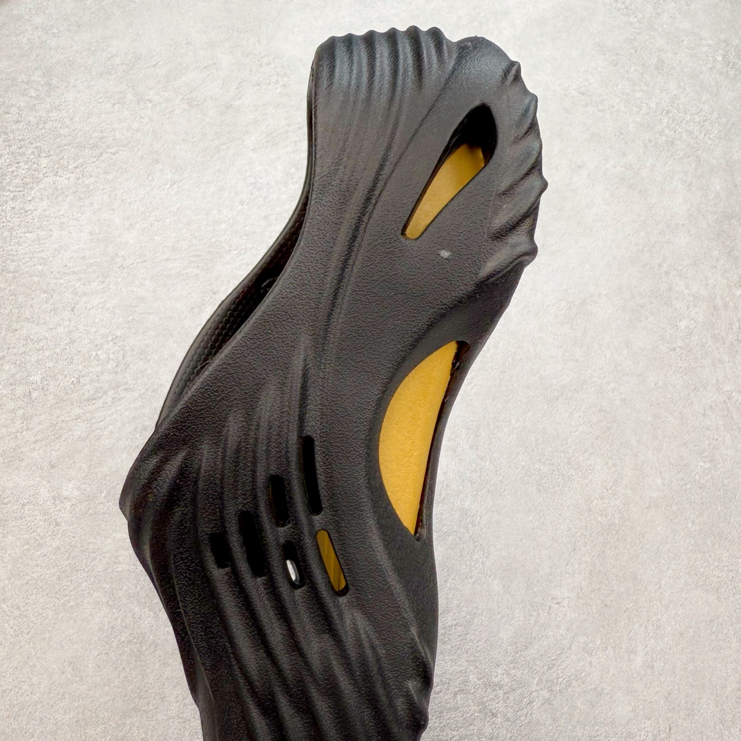 图片[7]-＃DG莞产 Crocs Classic Clog 卡骆驰经典简约休闲沙滩洞洞拖鞋凉鞋 旋风波波 透明防水袋包装 注意配件需单独购买 超轻Croslite专利材料打造 鞋面更加耐用易清洗 该鞋款轻盈舒适 2002年 经典克骆格诞生 秉承外形简单 穿着舒适的初衷 不断为消费者带来舒适的穿着体验 穿出“趣”味 鞋面洞洞可搭彰显个性的智必星 一鞋两穿 可调节式后跟带增添鞋身的稳固性能 放前面变成愜意舒适的凉拖 放后面行走跑跳更加稳妥 Croslite ™材料 封闭式细胞树脂 能够在体温作用下自动变形以适应脚部形状 涉水性优秀的同时易于清洁 抓地力强 不易打滑 Crocs的核心理念：轻便 灵活 全方位的舒适感 同步官方尺码：M4（36-37） M5（37-38）M6（38-39）M7（39-40）M8（41-42）M9（42-43）M10（43-44）M11（45-46）-选品中心