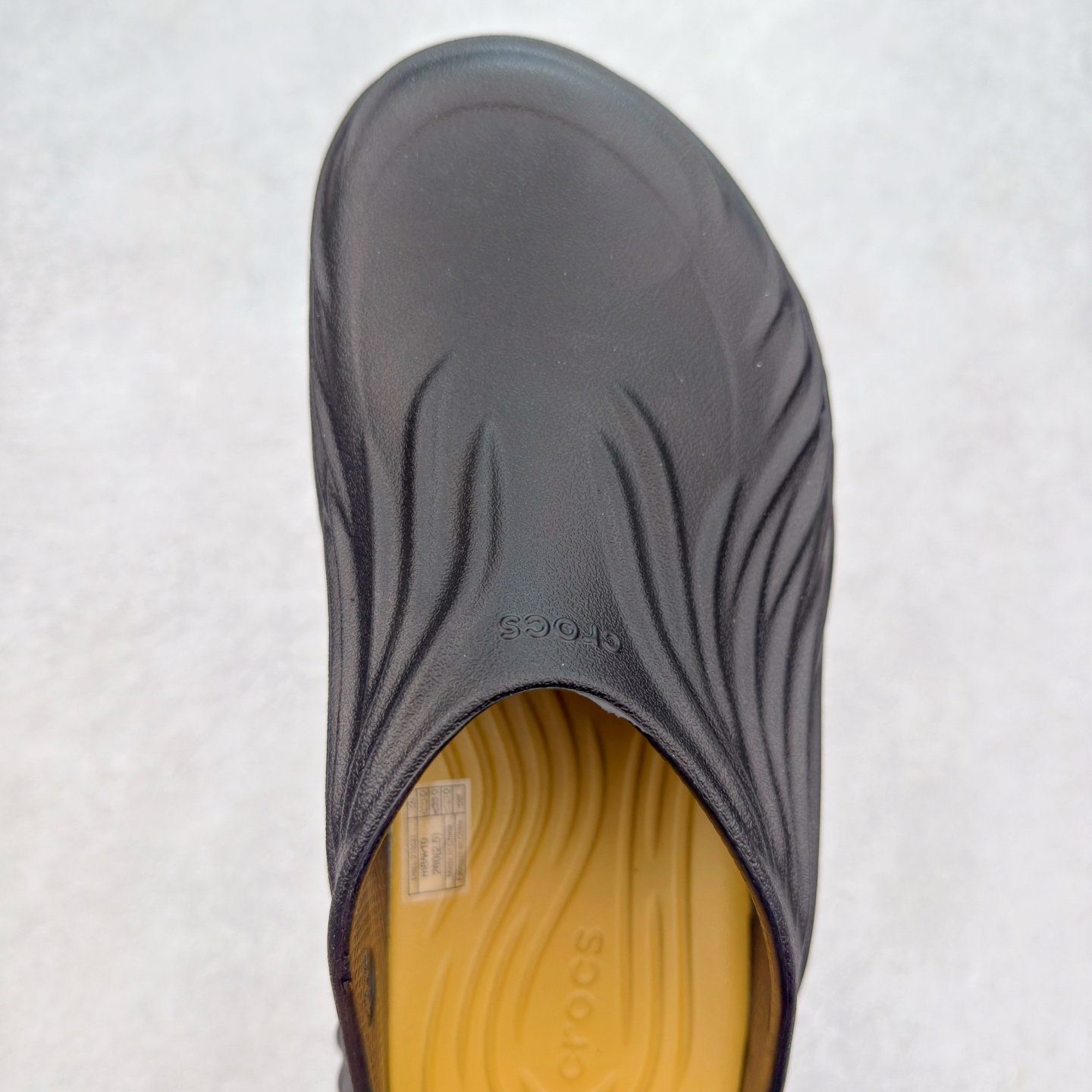 图片[4]-＃DG莞产 Crocs Classic Clog 卡骆驰经典简约休闲沙滩洞洞拖鞋凉鞋 旋风波波 透明防水袋包装 注意配件需单独购买 超轻Croslite专利材料打造 鞋面更加耐用易清洗 该鞋款轻盈舒适 2002年 经典克骆格诞生 秉承外形简单 穿着舒适的初衷 不断为消费者带来舒适的穿着体验 穿出“趣”味 鞋面洞洞可搭彰显个性的智必星 一鞋两穿 可调节式后跟带增添鞋身的稳固性能 放前面变成愜意舒适的凉拖 放后面行走跑跳更加稳妥 Croslite ™材料 封闭式细胞树脂 能够在体温作用下自动变形以适应脚部形状 涉水性优秀的同时易于清洁 抓地力强 不易打滑 Crocs的核心理念：轻便 灵活 全方位的舒适感 同步官方尺码：M4（36-37） M5（37-38）M6（38-39）M7（39-40）M8（41-42）M9（42-43）M10（43-44）M11（45-46）-选品中心