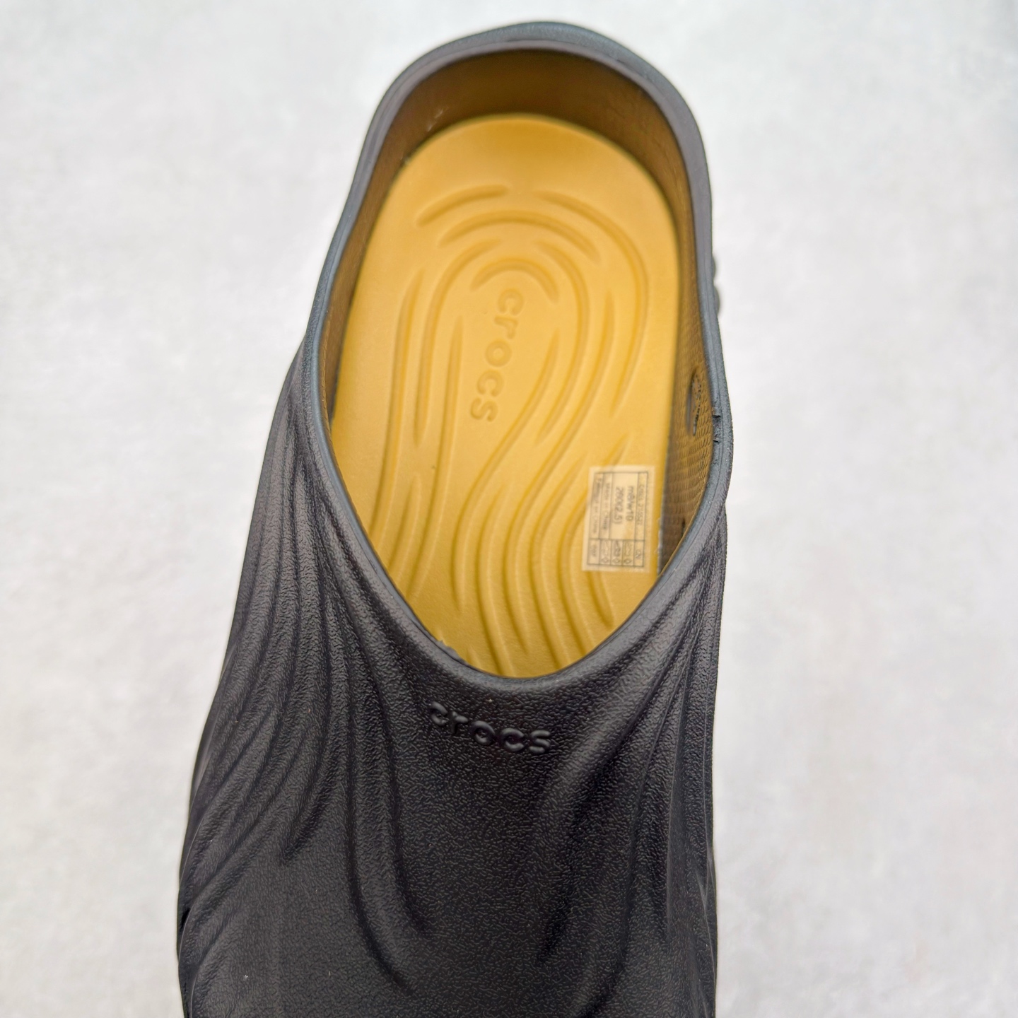 图片[5]-＃DG莞产 Crocs Classic Clog 卡骆驰经典简约休闲沙滩洞洞拖鞋凉鞋 旋风波波 透明防水袋包装 注意配件需单独购买 超轻Croslite专利材料打造 鞋面更加耐用易清洗 该鞋款轻盈舒适 2002年 经典克骆格诞生 秉承外形简单 穿着舒适的初衷 不断为消费者带来舒适的穿着体验 穿出“趣”味 鞋面洞洞可搭彰显个性的智必星 一鞋两穿 可调节式后跟带增添鞋身的稳固性能 放前面变成愜意舒适的凉拖 放后面行走跑跳更加稳妥 Croslite ™材料 封闭式细胞树脂 能够在体温作用下自动变形以适应脚部形状 涉水性优秀的同时易于清洁 抓地力强 不易打滑 Crocs的核心理念：轻便 灵活 全方位的舒适感 同步官方尺码：M4（36-37） M5（37-38）M6（38-39）M7（39-40）M8（41-42）M9（42-43）M10（43-44）M11（45-46）-选品中心