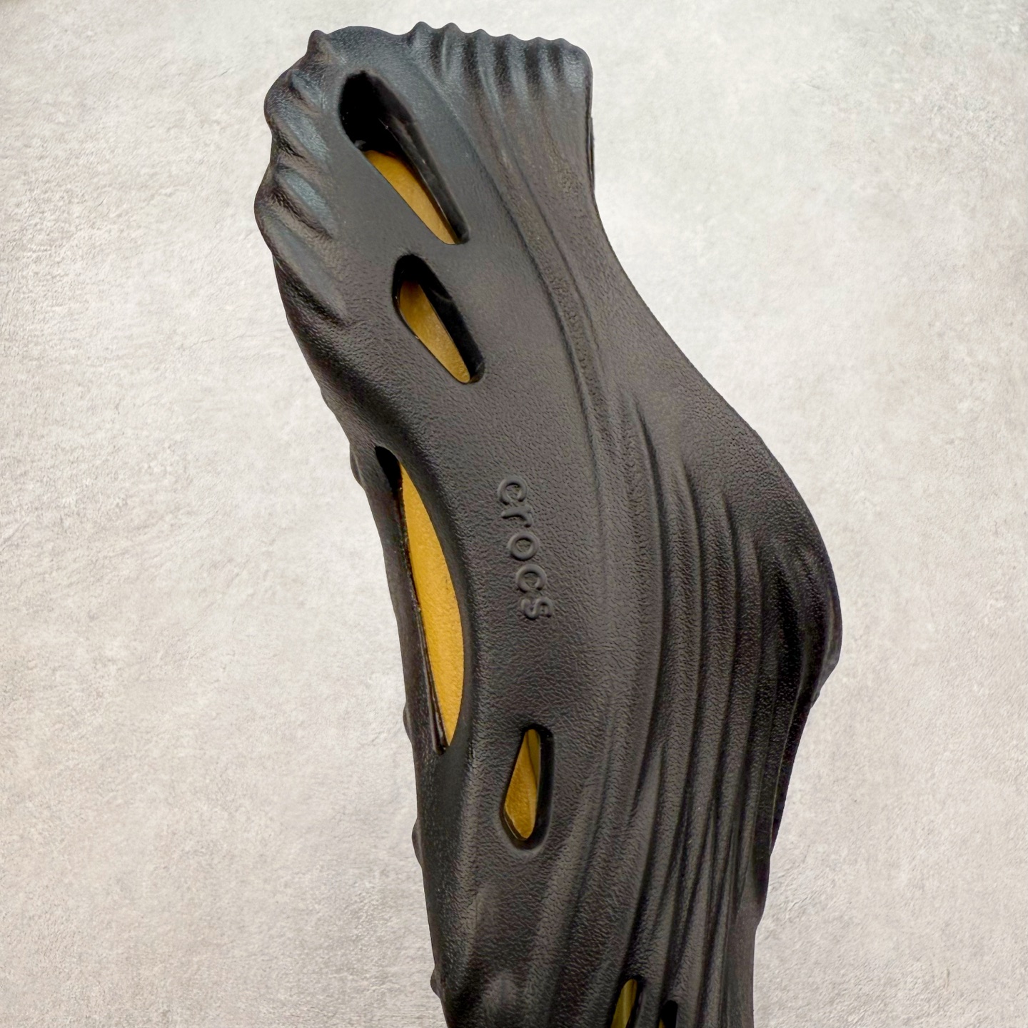 图片[6]-＃DG莞产 Crocs Classic Clog 卡骆驰经典简约休闲沙滩洞洞拖鞋凉鞋 旋风波波 透明防水袋包装 注意配件需单独购买 超轻Croslite专利材料打造 鞋面更加耐用易清洗 该鞋款轻盈舒适 2002年 经典克骆格诞生 秉承外形简单 穿着舒适的初衷 不断为消费者带来舒适的穿着体验 穿出“趣”味 鞋面洞洞可搭彰显个性的智必星 一鞋两穿 可调节式后跟带增添鞋身的稳固性能 放前面变成愜意舒适的凉拖 放后面行走跑跳更加稳妥 Croslite ™材料 封闭式细胞树脂 能够在体温作用下自动变形以适应脚部形状 涉水性优秀的同时易于清洁 抓地力强 不易打滑 Crocs的核心理念：轻便 灵活 全方位的舒适感 同步官方尺码：M4（36-37） M5（37-38）M6（38-39）M7（39-40）M8（41-42）M9（42-43）M10（43-44）M11（45-46）-选品中心