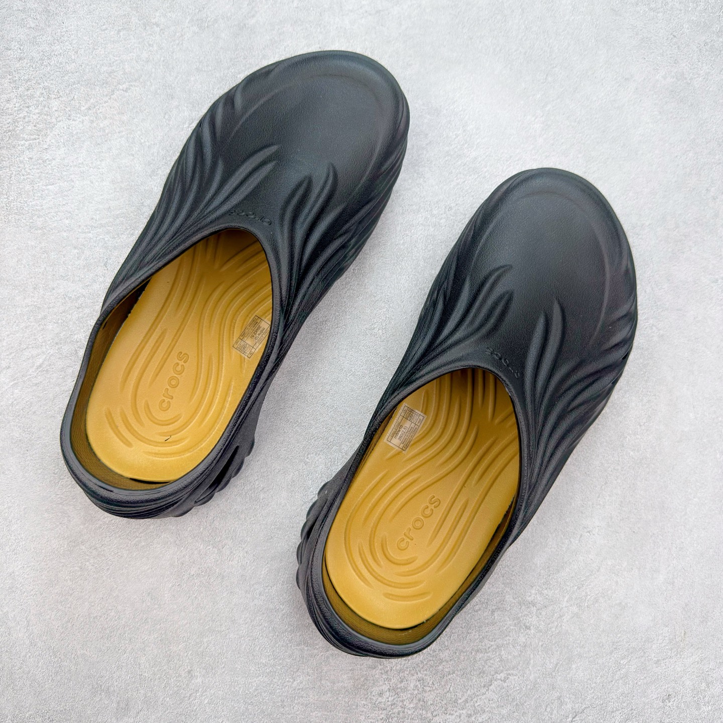 图片[3]-＃DG莞产 Crocs Classic Clog 卡骆驰经典简约休闲沙滩洞洞拖鞋凉鞋 旋风波波 透明防水袋包装 注意配件需单独购买 超轻Croslite专利材料打造 鞋面更加耐用易清洗 该鞋款轻盈舒适 2002年 经典克骆格诞生 秉承外形简单 穿着舒适的初衷 不断为消费者带来舒适的穿着体验 穿出“趣”味 鞋面洞洞可搭彰显个性的智必星 一鞋两穿 可调节式后跟带增添鞋身的稳固性能 放前面变成愜意舒适的凉拖 放后面行走跑跳更加稳妥 Croslite ™材料 封闭式细胞树脂 能够在体温作用下自动变形以适应脚部形状 涉水性优秀的同时易于清洁 抓地力强 不易打滑 Crocs的核心理念：轻便 灵活 全方位的舒适感 同步官方尺码：M4（36-37） M5（37-38）M6（38-39）M7（39-40）M8（41-42）M9（42-43）M10（43-44）M11（45-46）-选品中心