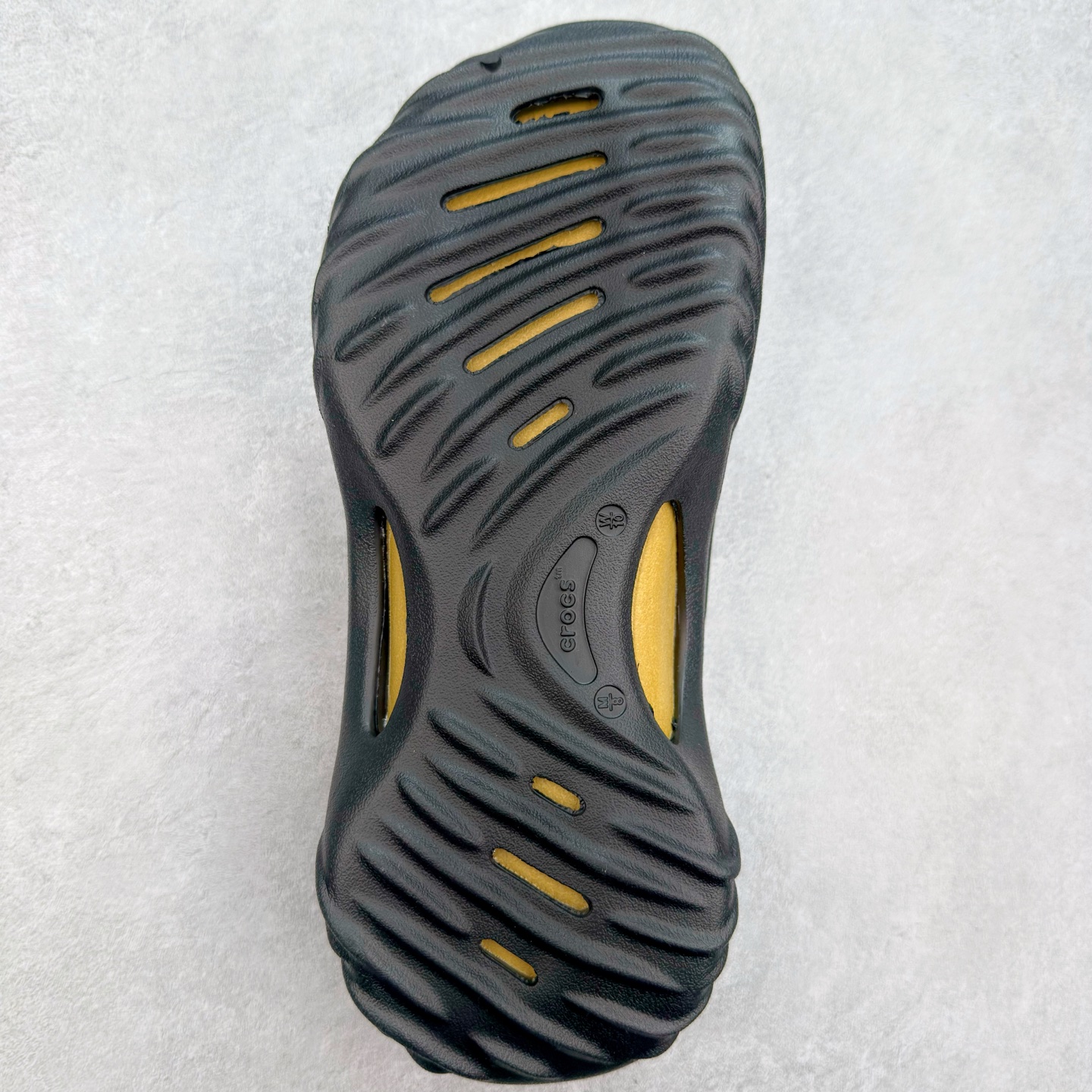 图片[9]-＃DG莞产 Crocs Classic Clog 卡骆驰经典简约休闲沙滩洞洞拖鞋凉鞋 旋风波波 透明防水袋包装 注意配件需单独购买 超轻Croslite专利材料打造 鞋面更加耐用易清洗 该鞋款轻盈舒适 2002年 经典克骆格诞生 秉承外形简单 穿着舒适的初衷 不断为消费者带来舒适的穿着体验 穿出“趣”味 鞋面洞洞可搭彰显个性的智必星 一鞋两穿 可调节式后跟带增添鞋身的稳固性能 放前面变成愜意舒适的凉拖 放后面行走跑跳更加稳妥 Croslite ™材料 封闭式细胞树脂 能够在体温作用下自动变形以适应脚部形状 涉水性优秀的同时易于清洁 抓地力强 不易打滑 Crocs的核心理念：轻便 灵活 全方位的舒适感 同步官方尺码：M4（36-37） M5（37-38）M6（38-39）M7（39-40）M8（41-42）M9（42-43）M10（43-44）M11（45-46）-选品中心