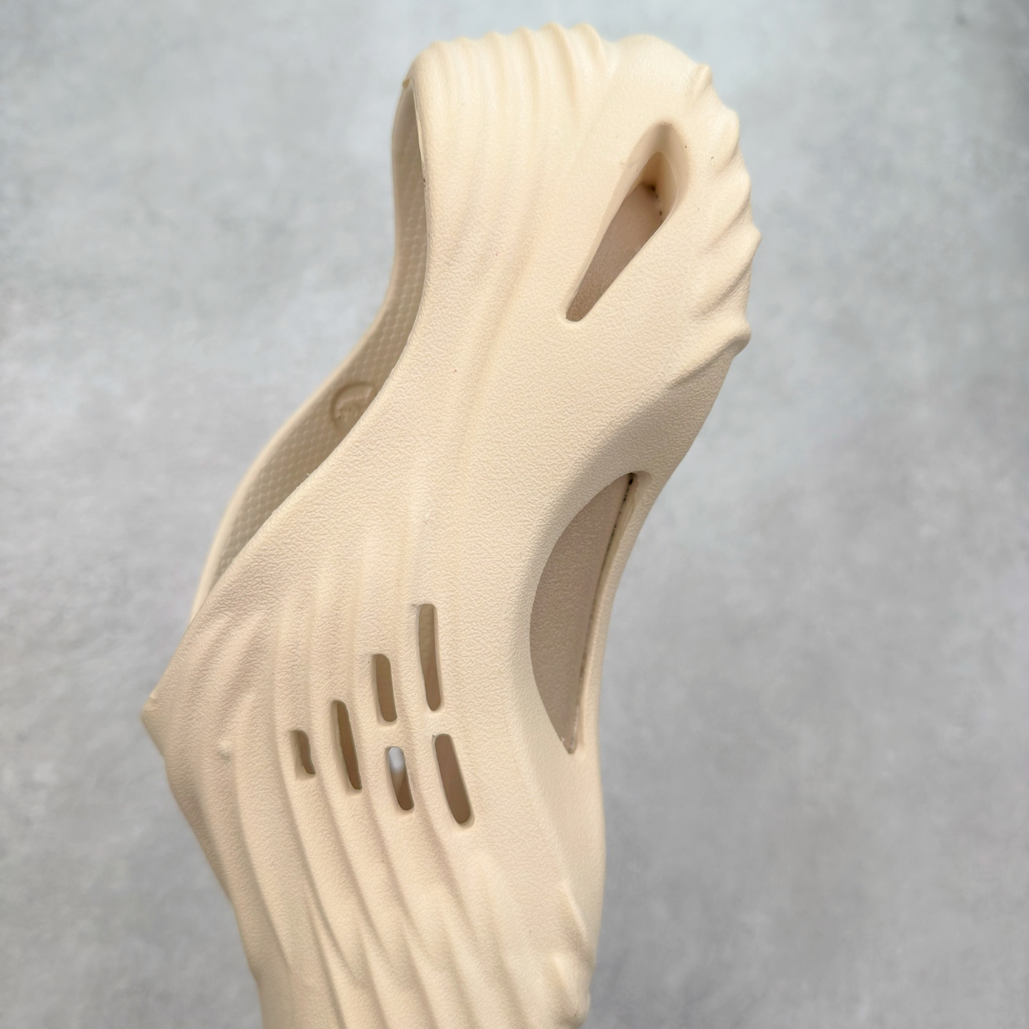 图片[7]-＃DG莞产 Crocs Classic Clog 卡骆驰经典简约休闲沙滩洞洞拖鞋凉鞋 旋风波波 透明防水袋包装 注意配件需单独购买 超轻Croslite专利材料打造 鞋面更加耐用易清洗 该鞋款轻盈舒适 2002年 经典克骆格诞生 秉承外形简单 穿着舒适的初衷 不断为消费者带来舒适的穿着体验 穿出“趣”味 鞋面洞洞可搭彰显个性的智必星 一鞋两穿 可调节式后跟带增添鞋身的稳固性能 放前面变成愜意舒适的凉拖 放后面行走跑跳更加稳妥 Croslite ™材料 封闭式细胞树脂 能够在体温作用下自动变形以适应脚部形状 涉水性优秀的同时易于清洁 抓地力强 不易打滑 Crocs的核心理念：轻便 灵活 全方位的舒适感 同步官方尺码：M4（36-37） M5（37-38）M6（38-39）M7（39-40）M8（41-42）M9（42-43）M10（43-44）M11（45-46）-选品中心