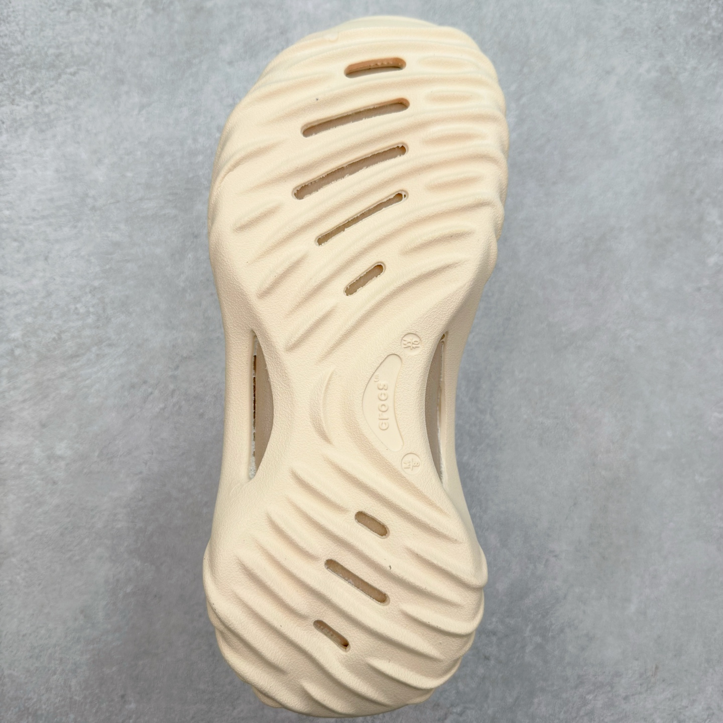 图片[9]-＃DG莞产 Crocs Classic Clog 卡骆驰经典简约休闲沙滩洞洞拖鞋凉鞋 旋风波波 透明防水袋包装 注意配件需单独购买 超轻Croslite专利材料打造 鞋面更加耐用易清洗 该鞋款轻盈舒适 2002年 经典克骆格诞生 秉承外形简单 穿着舒适的初衷 不断为消费者带来舒适的穿着体验 穿出“趣”味 鞋面洞洞可搭彰显个性的智必星 一鞋两穿 可调节式后跟带增添鞋身的稳固性能 放前面变成愜意舒适的凉拖 放后面行走跑跳更加稳妥 Croslite ™材料 封闭式细胞树脂 能够在体温作用下自动变形以适应脚部形状 涉水性优秀的同时易于清洁 抓地力强 不易打滑 Crocs的核心理念：轻便 灵活 全方位的舒适感 同步官方尺码：M4（36-37） M5（37-38）M6（38-39）M7（39-40）M8（41-42）M9（42-43）M10（43-44）M11（45-46）-选品中心