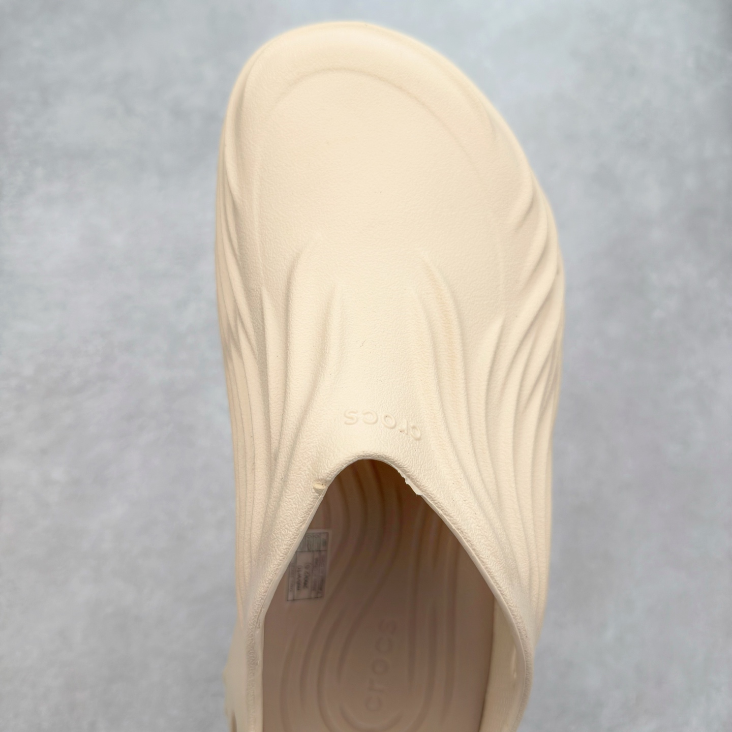 图片[4]-＃DG莞产 Crocs Classic Clog 卡骆驰经典简约休闲沙滩洞洞拖鞋凉鞋 旋风波波 透明防水袋包装 注意配件需单独购买 超轻Croslite专利材料打造 鞋面更加耐用易清洗 该鞋款轻盈舒适 2002年 经典克骆格诞生 秉承外形简单 穿着舒适的初衷 不断为消费者带来舒适的穿着体验 穿出“趣”味 鞋面洞洞可搭彰显个性的智必星 一鞋两穿 可调节式后跟带增添鞋身的稳固性能 放前面变成愜意舒适的凉拖 放后面行走跑跳更加稳妥 Croslite ™材料 封闭式细胞树脂 能够在体温作用下自动变形以适应脚部形状 涉水性优秀的同时易于清洁 抓地力强 不易打滑 Crocs的核心理念：轻便 灵活 全方位的舒适感 同步官方尺码：M4（36-37） M5（37-38）M6（38-39）M7（39-40）M8（41-42）M9（42-43）M10（43-44）M11（45-46）-选品中心